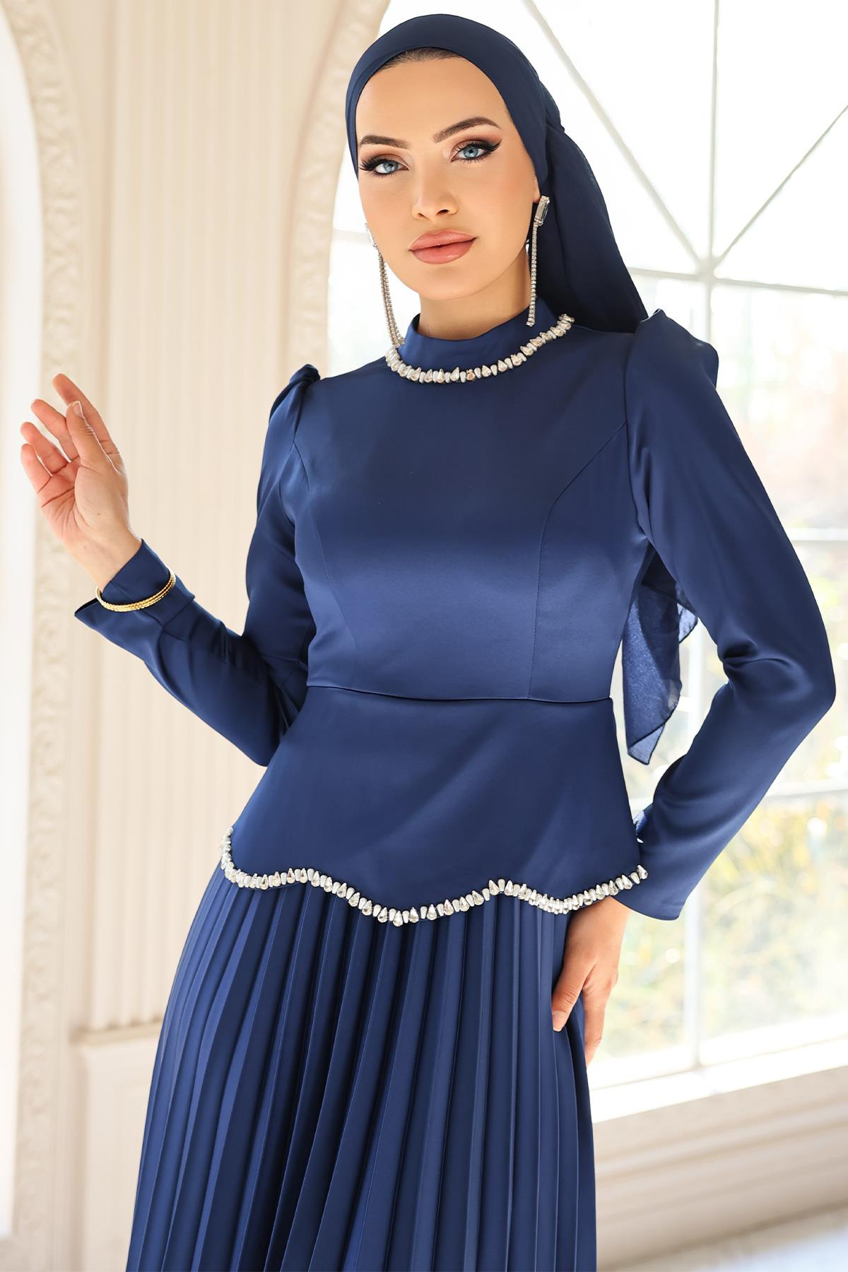 Taş ve İnci Detaylı Piliseli Saten Tesettür Abiye Elbise LACİVERT 1682