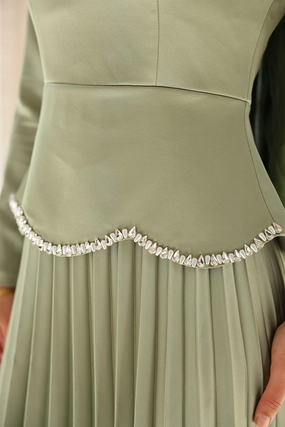 Taş ve İnci Detaylı Piliseli Saten Tesettür Abiye Elbise AÇIK YEŞİL 1682