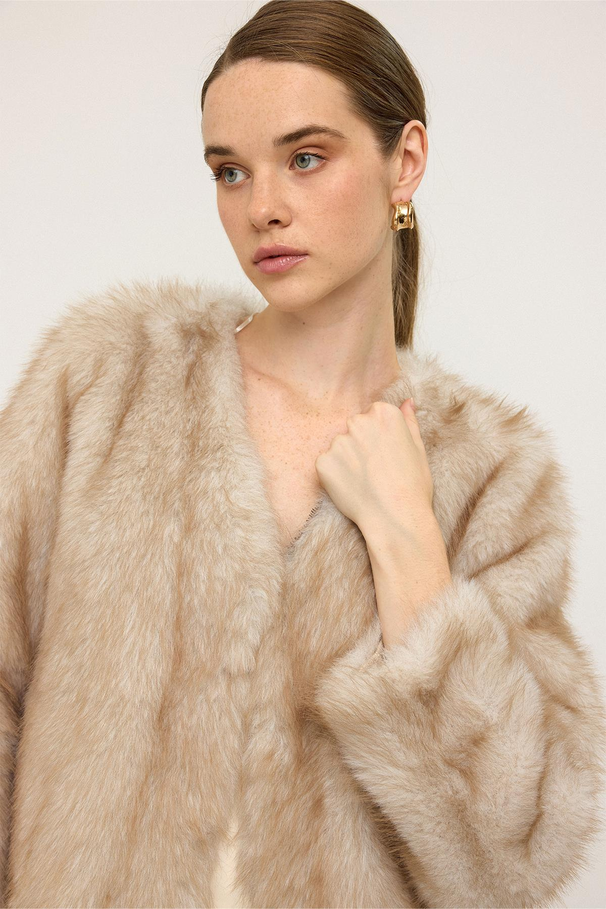 V Yaka Crop Exclusive Kürk Görünümlü Ceket BEJ 1006