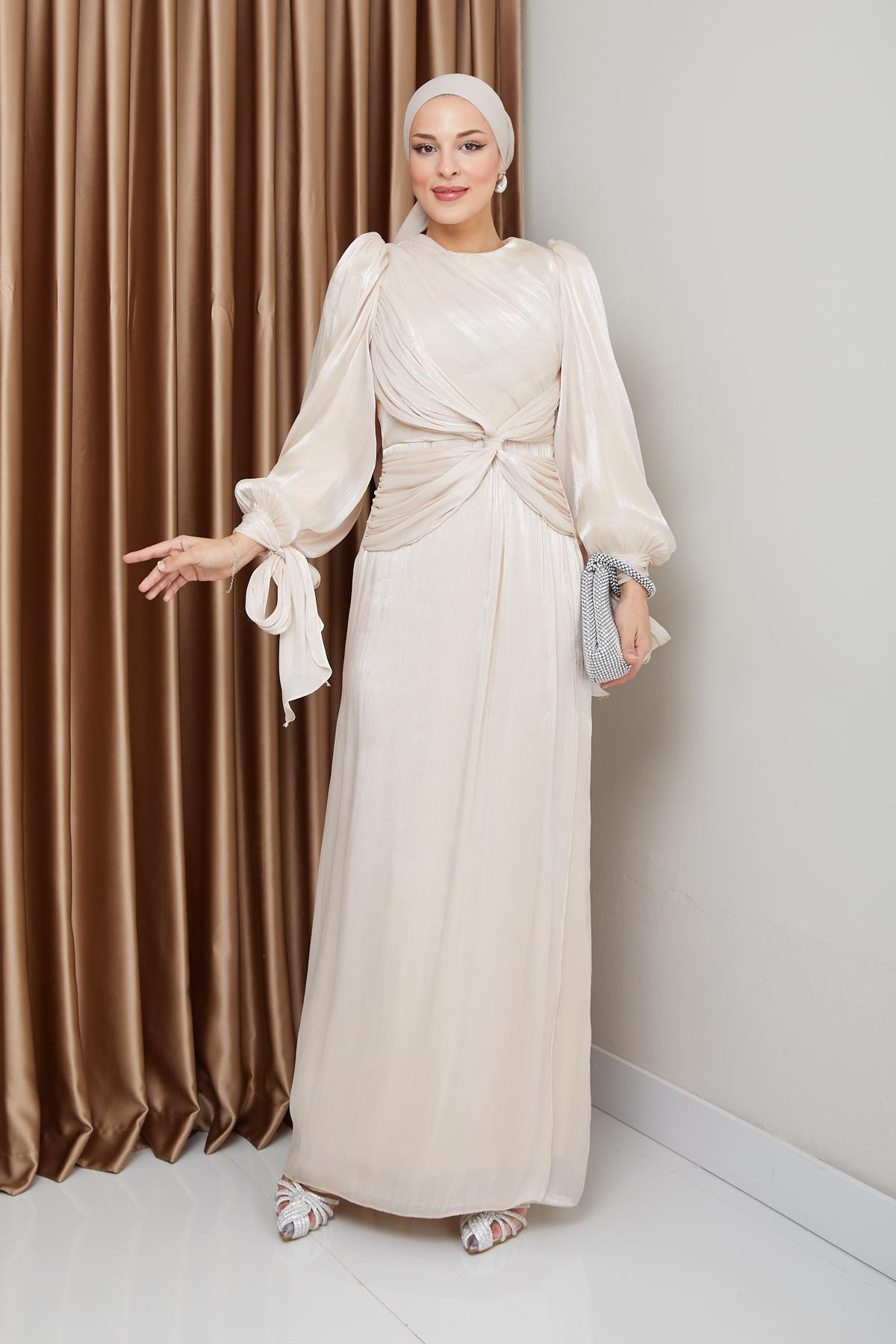 فستان سهرة حرير من يوريو للحجاب مع كشكشة وربطة عنق على شكل فتحة للذراع كريم 1224