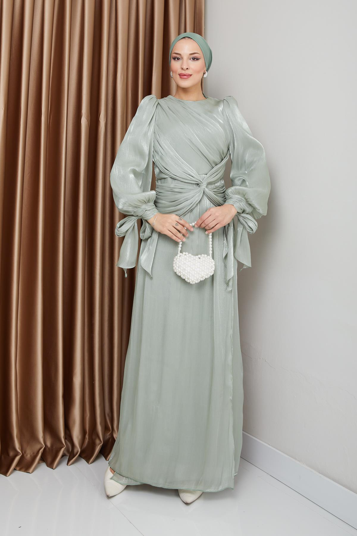 فستان سهرة حرير من يوريو للحجاب مع كشكشة وربطة عنق على شكل فتحة للذراع أخضر فاتح 1224