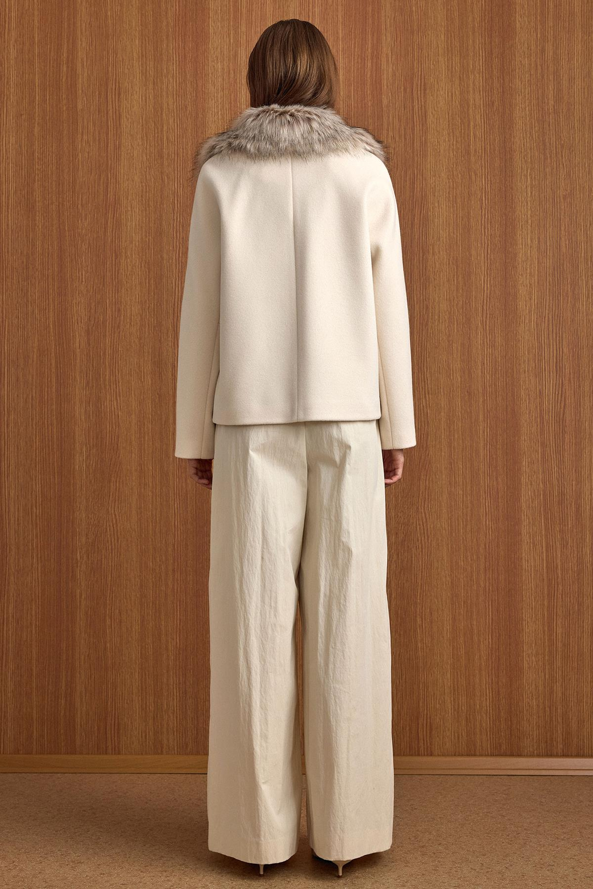 Yakası Çıkabilen Kürklü Kısa Kaban EKRU 3158