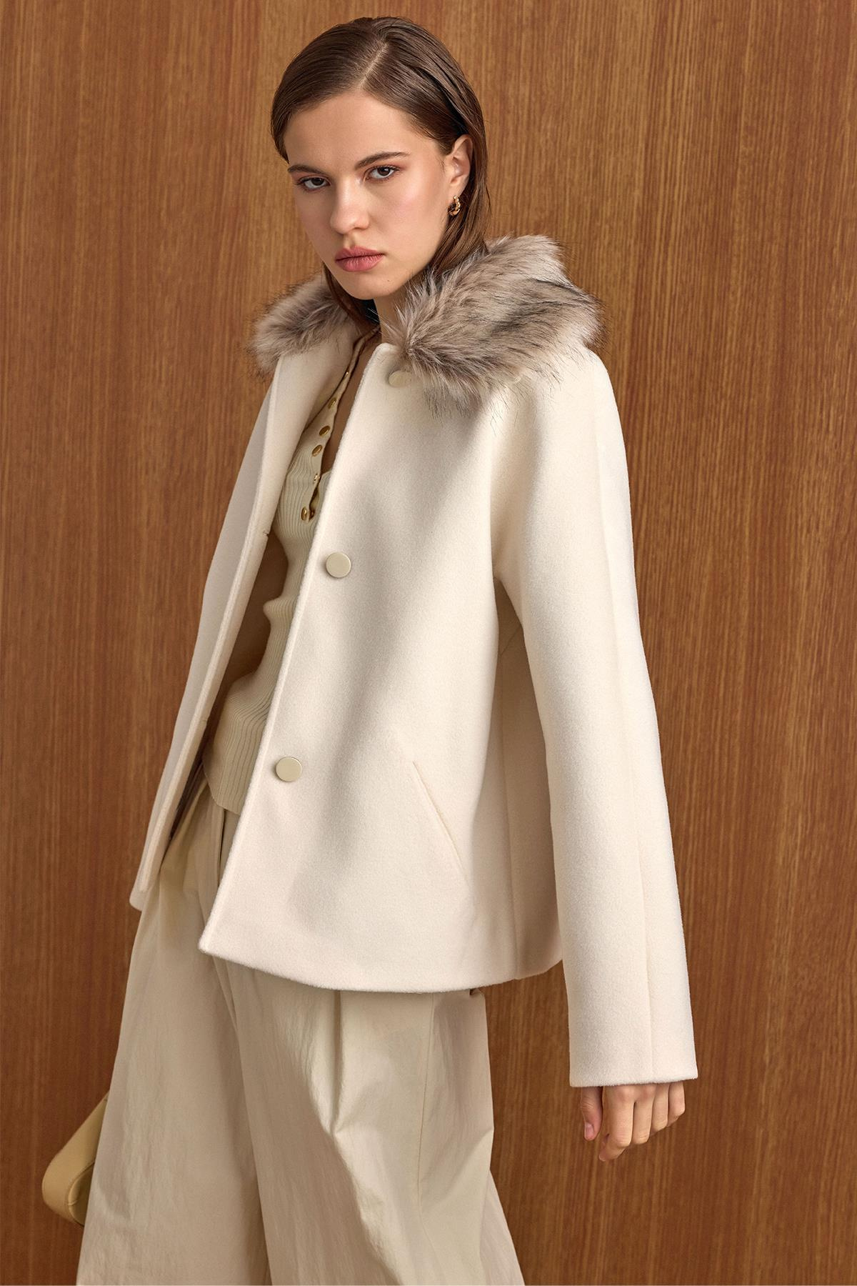 Yakası Çıkabilen Kürklü Kısa Kaban EKRU 3158