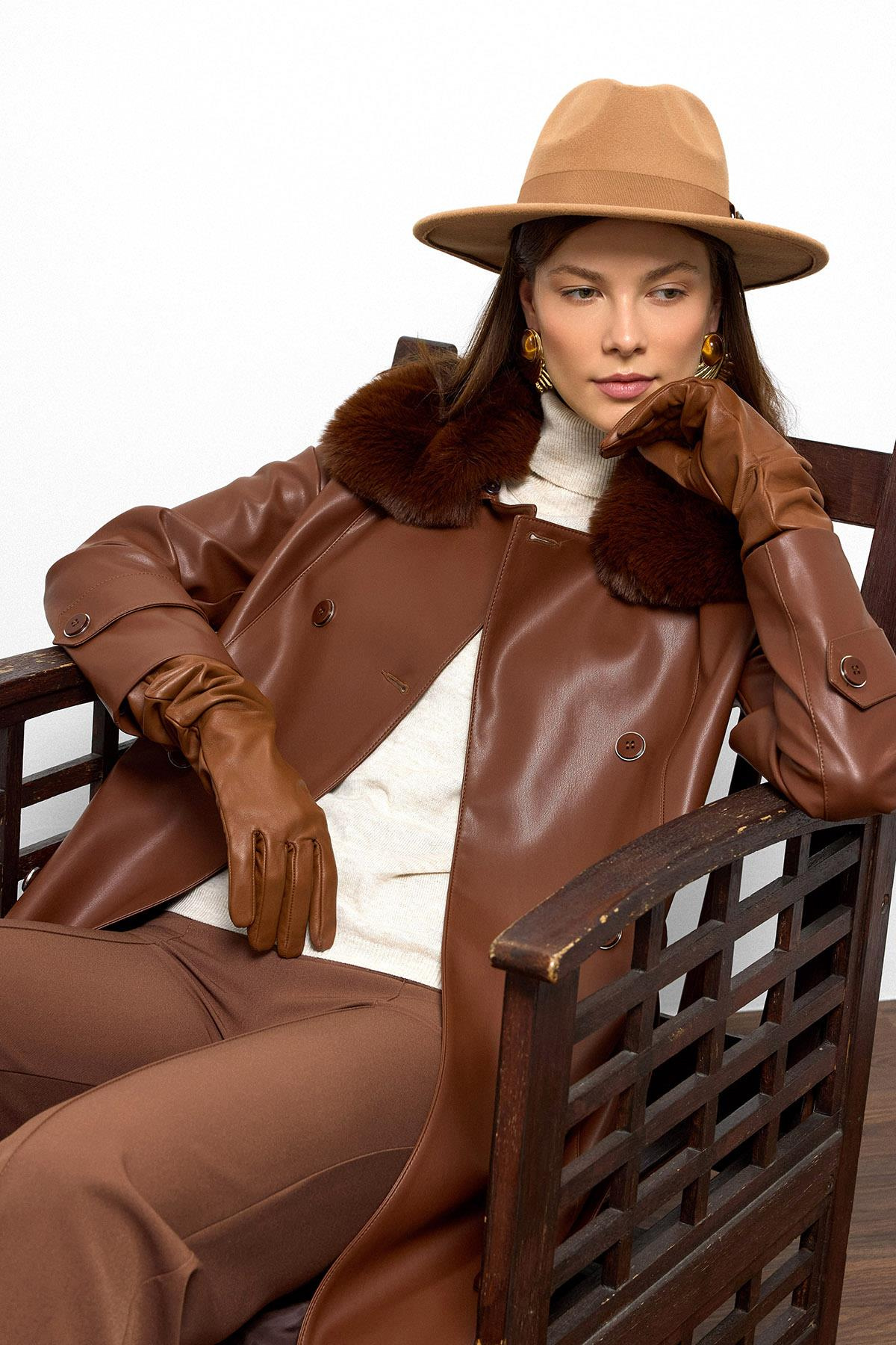 Yakası Çıkabilen Kürklü Kruvaze Deri Görünümlü Uzun Trençkot TABA 6676