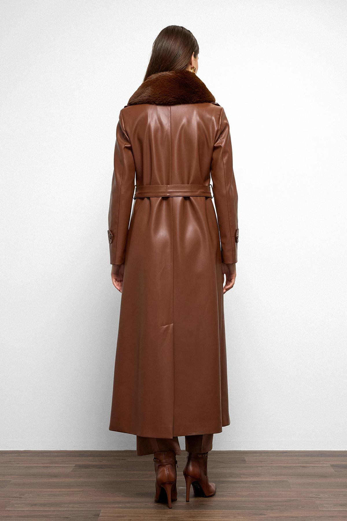 Yakası Çıkabilen Kürklü Kruvaze Deri Görünümlü Uzun Trençkot TABA 6676