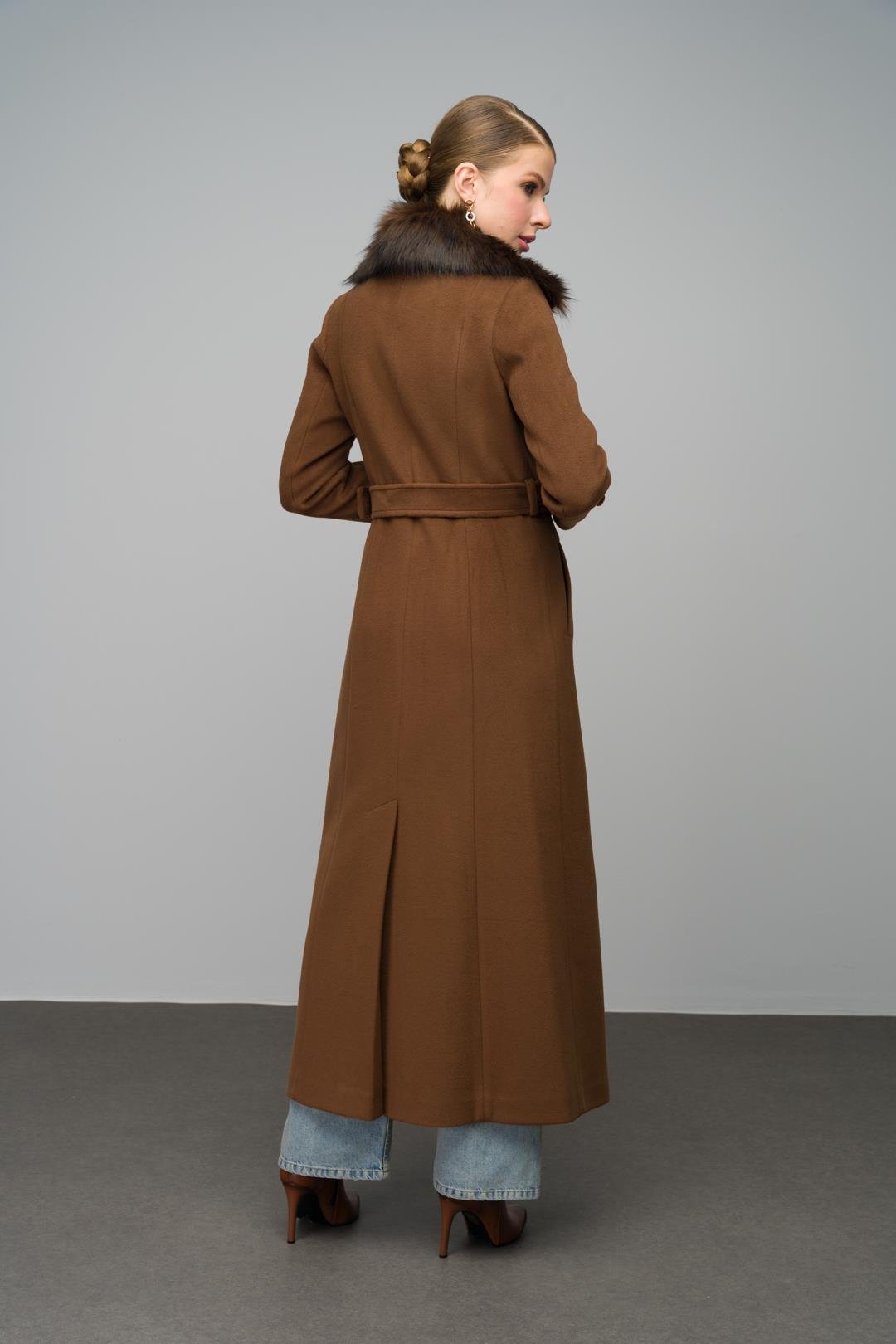 Yakası Çıkabilen Kürklü Kruvaze Manto TÜTÜN 3991