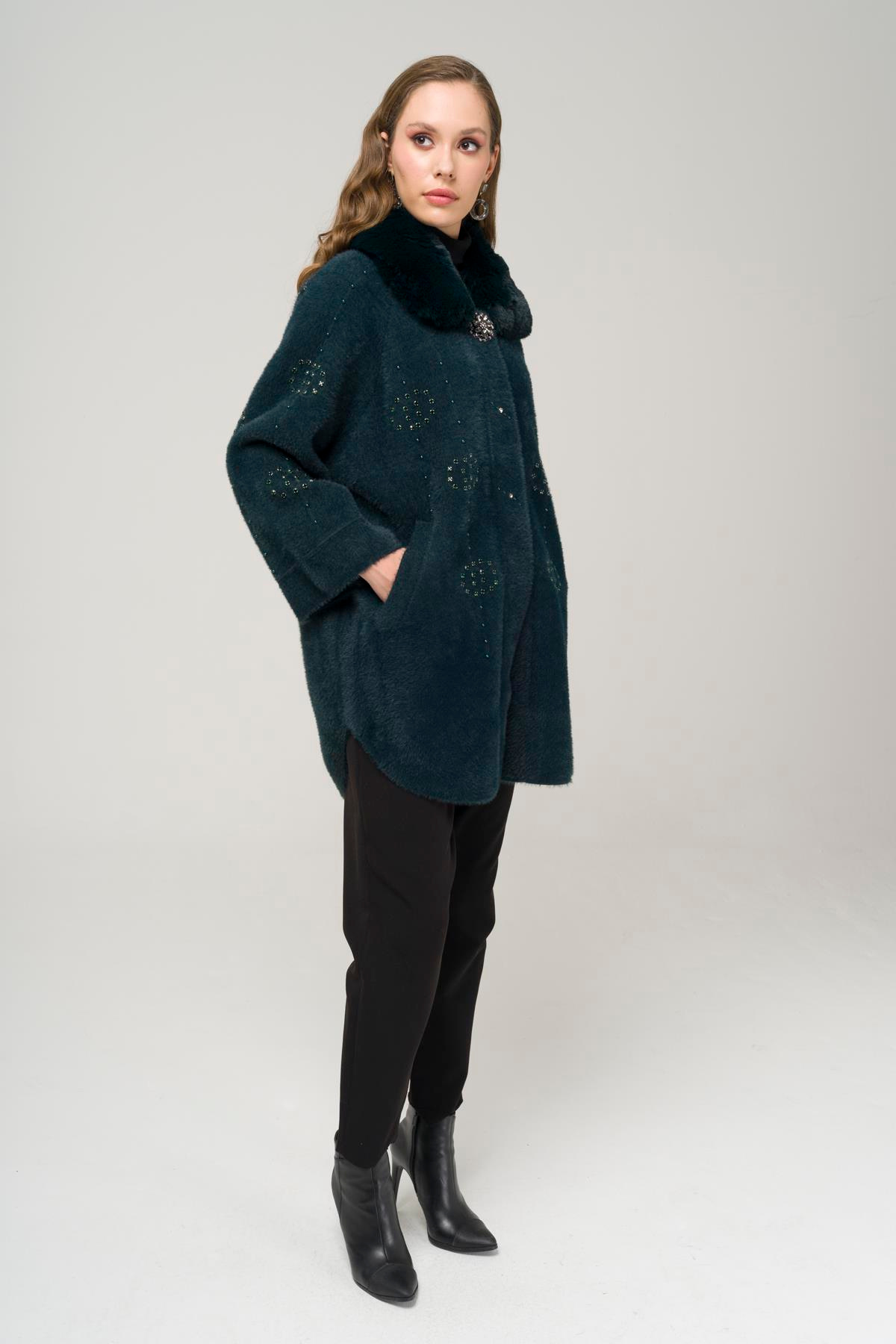 Yakası Çıkabilen Kürklü Taş ve İnci Bezeli Reglan Kol Yünlü Kaban YEŞİL 3971