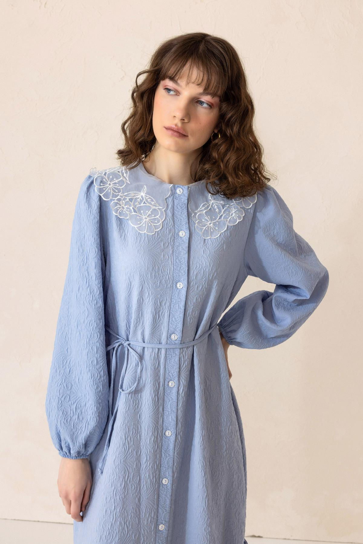 Yakası Fisto Detaylı Jakarlı Uzun Elbise MAVİ 9298-E