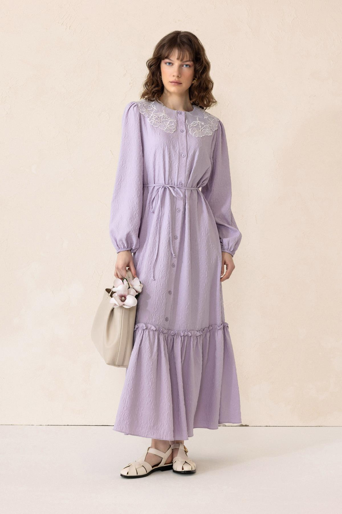 فستان طويل من الجاكار مع تفاصيل صدفية على الياقة ليلا 9298-E