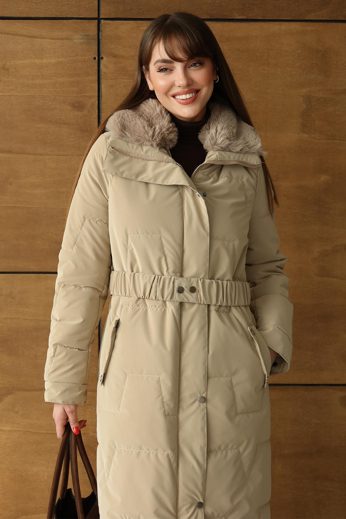 Yakası Kürk Detaylı Fermur Desenli Kapitone Uzun Mont BEJ 6801