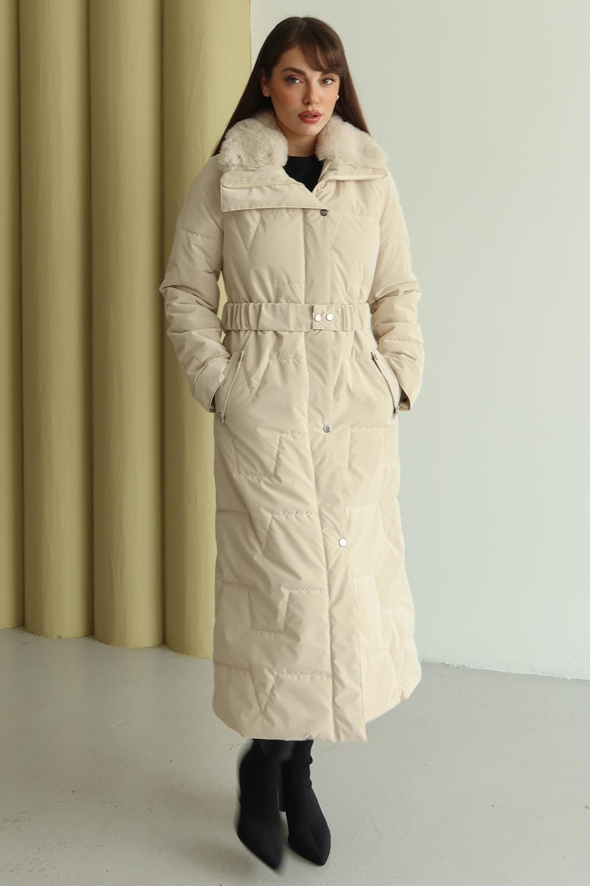 Yakası Kürk Detaylı Fermur Desenli Kapitone Uzun Mont EKRU 6801