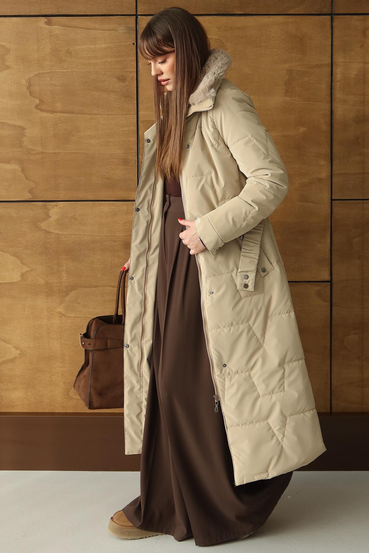 Yakası Kürk Detaylı Fermur Desenli Kapitone Uzun Mont BEJ 6801