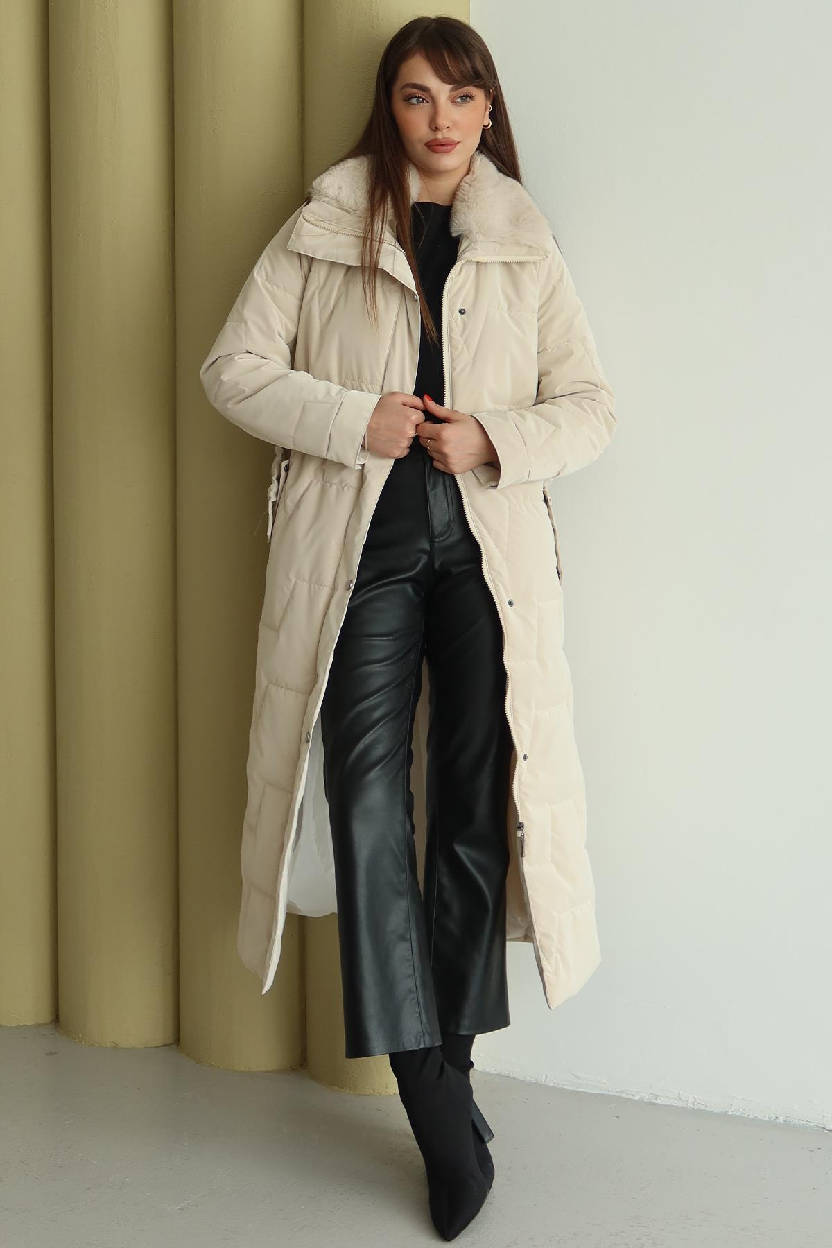 Yakası Kürk Detaylı Fermur Desenli Kapitone Uzun Mont EKRU 6801