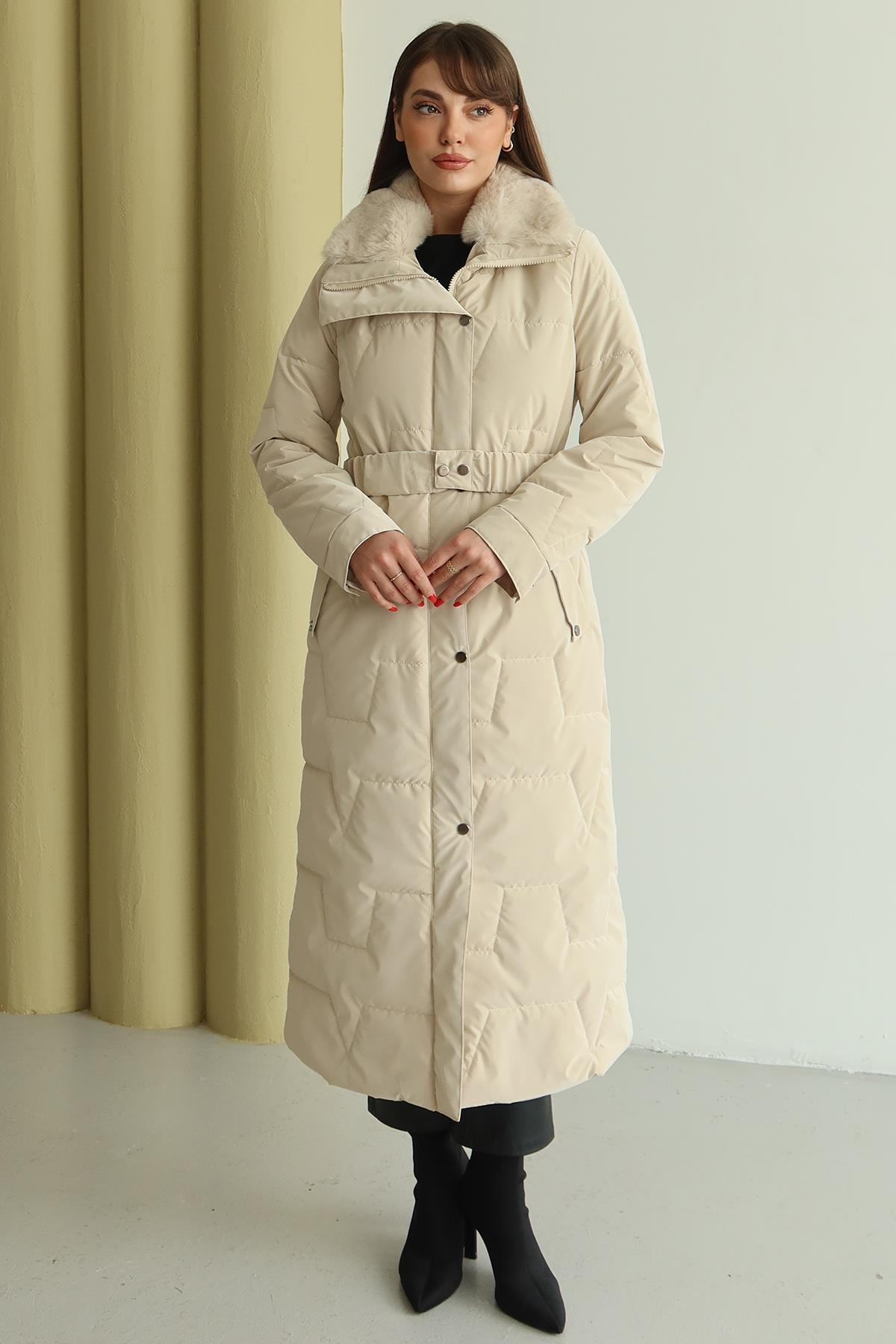 Yakası Kürk Detaylı Fermur Desenli Kapitone Uzun Mont EKRU 6801