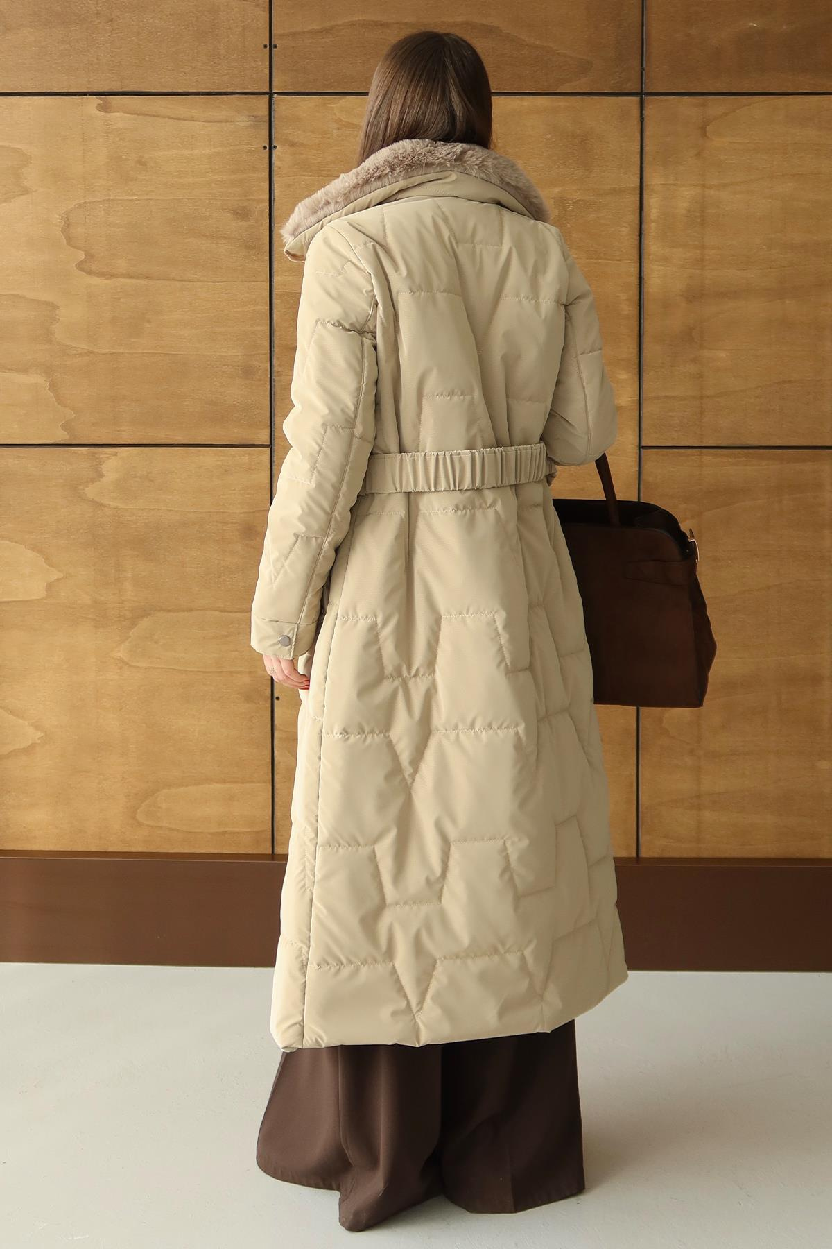 Yakası Kürk Detaylı Fermur Desenli Kapitone Uzun Mont BEJ 6801