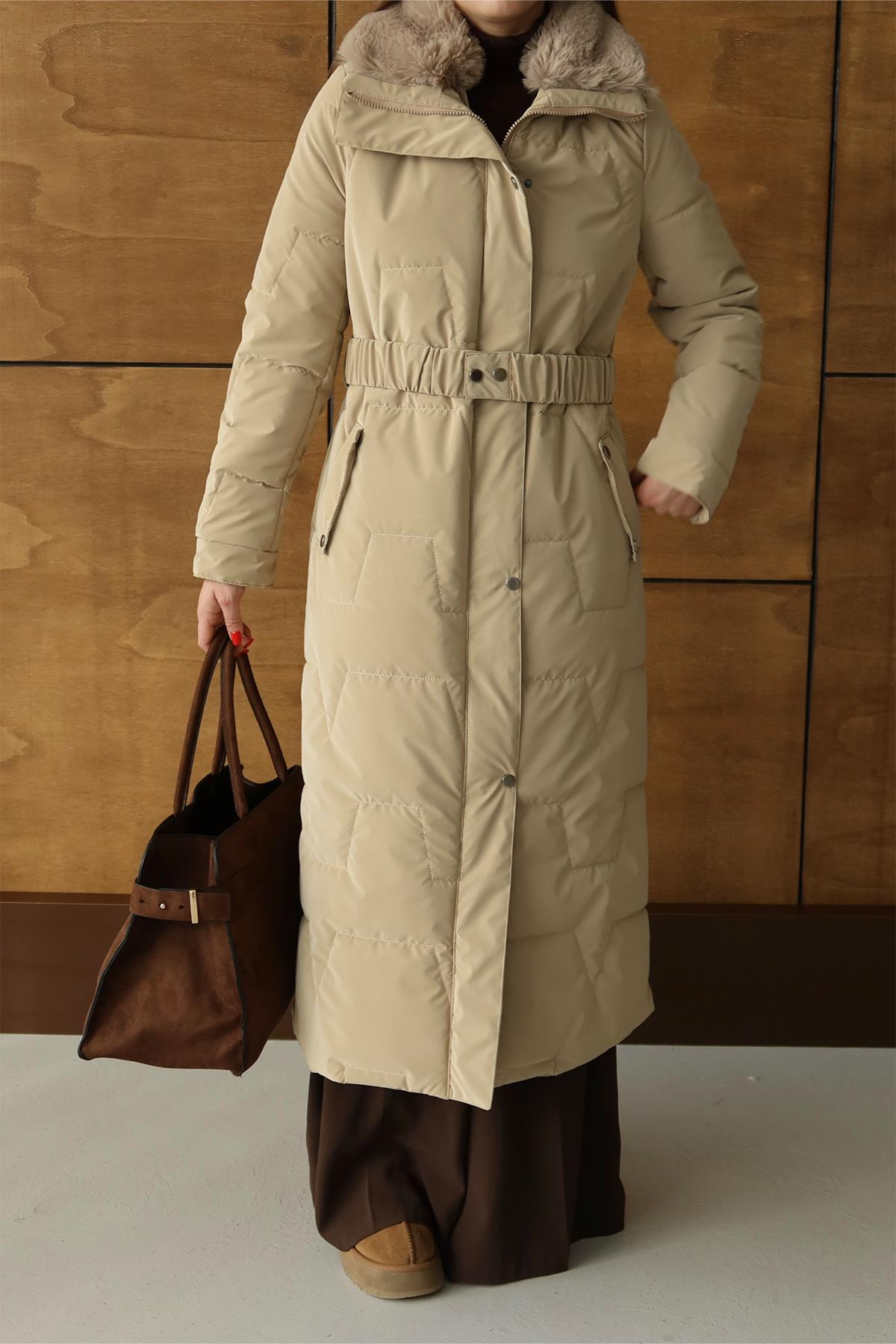 Yakası Kürk Detaylı Fermur Desenli Kapitone Uzun Mont BEJ 6801