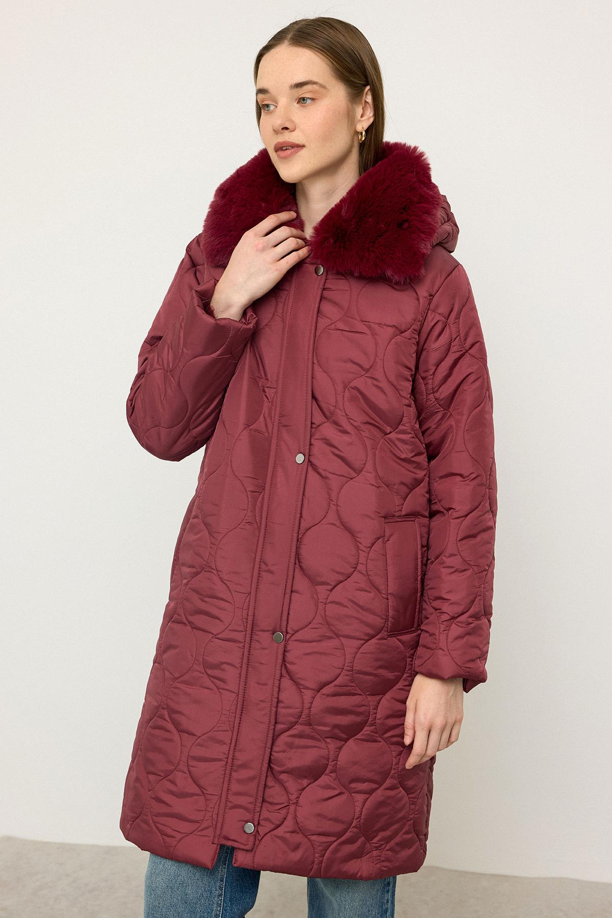 Yakası Kürklü Çıkabilir Kapüşonlu Fermuar Kapamalı Kapitone Mont BORDO 6784