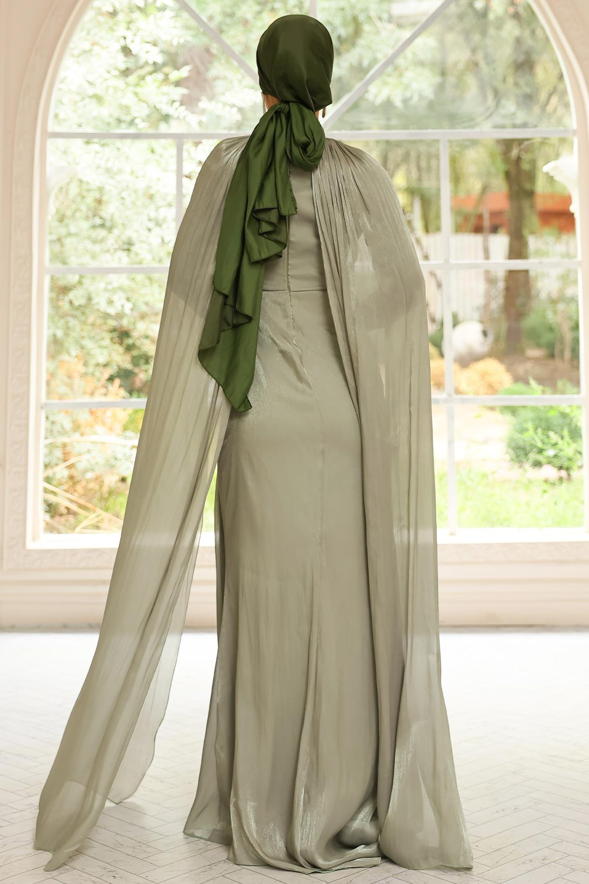 Yakası Taşlı Pelerin Detaylı Yoryo İpek Tesettür Abiye Elbise AÇIK YEŞİL 1247