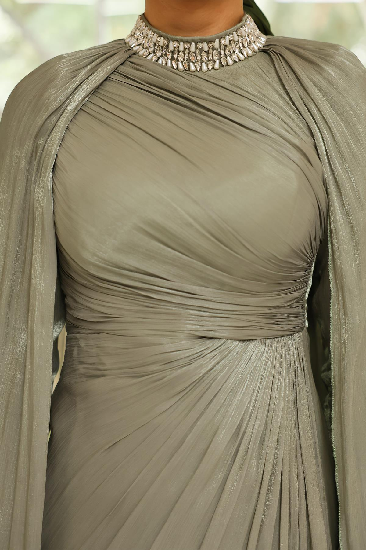 Yakası Taşlı Pelerin Detaylı Yoryo İpek Tesettür Abiye Elbise AÇIK YEŞİL 1247