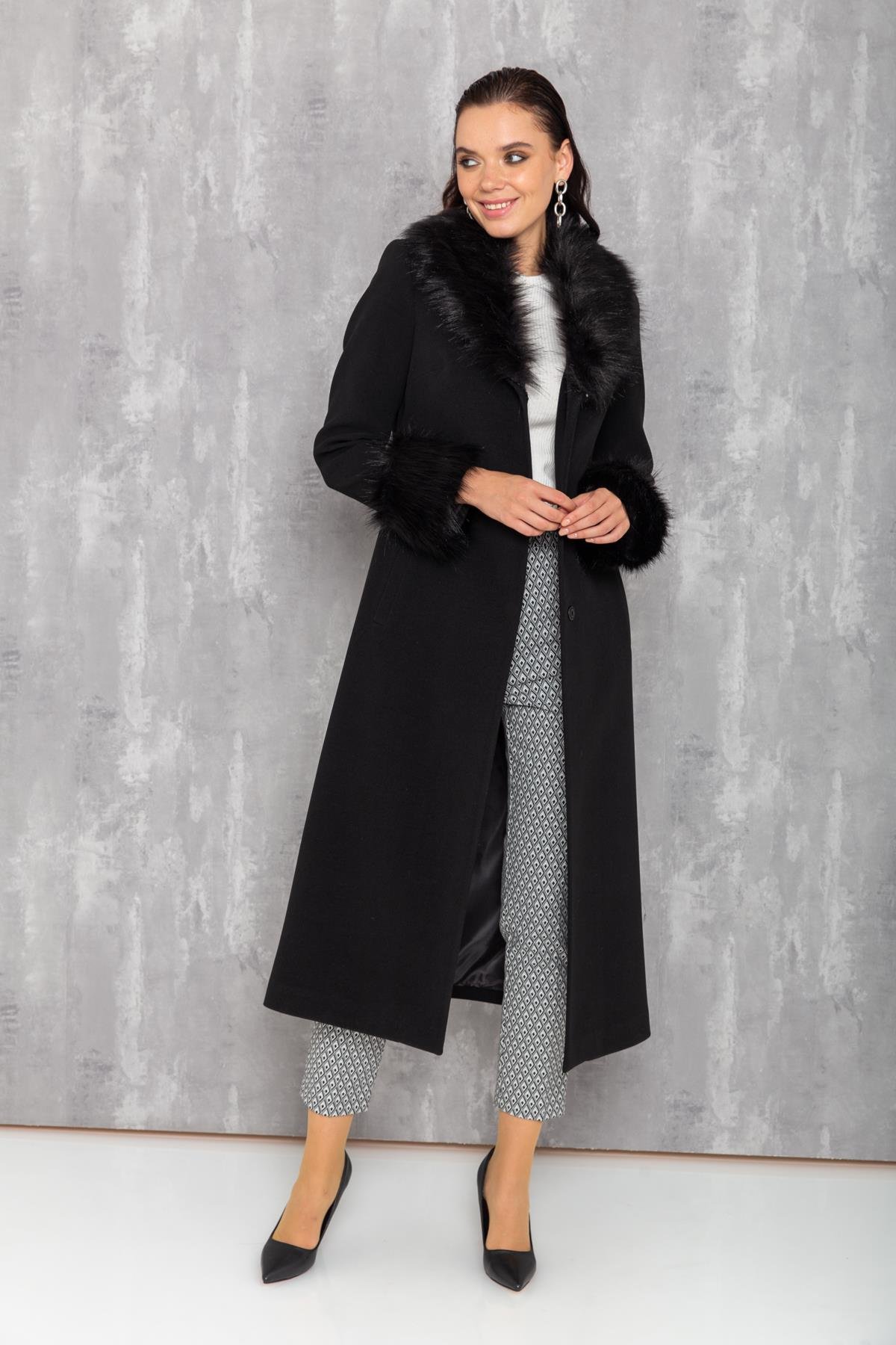 معطف رجالي متوسط الطول مع ياقة وأساور من الفرو قابلة للإزالة أسود 3636