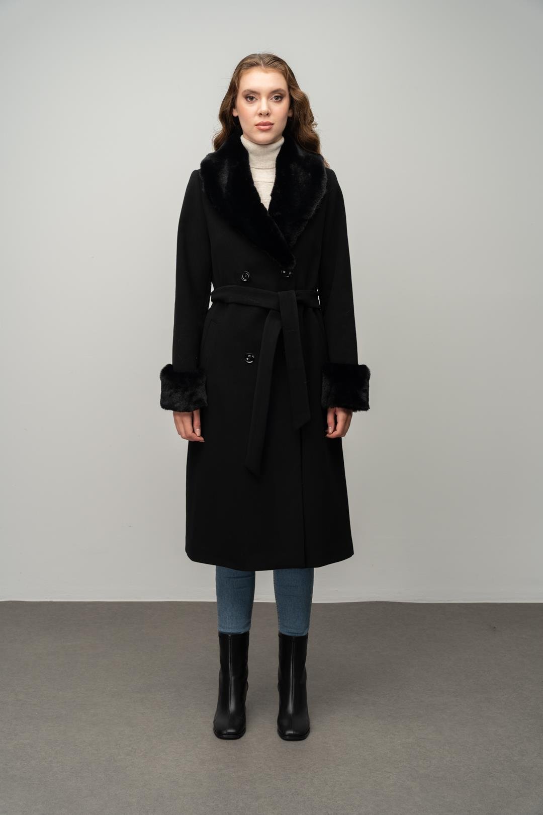 معطف متوسط الطول مبطن بالفرو، مزدوج الصدر، مع ياقة وأكمام قابلة للفصل أسود 3043