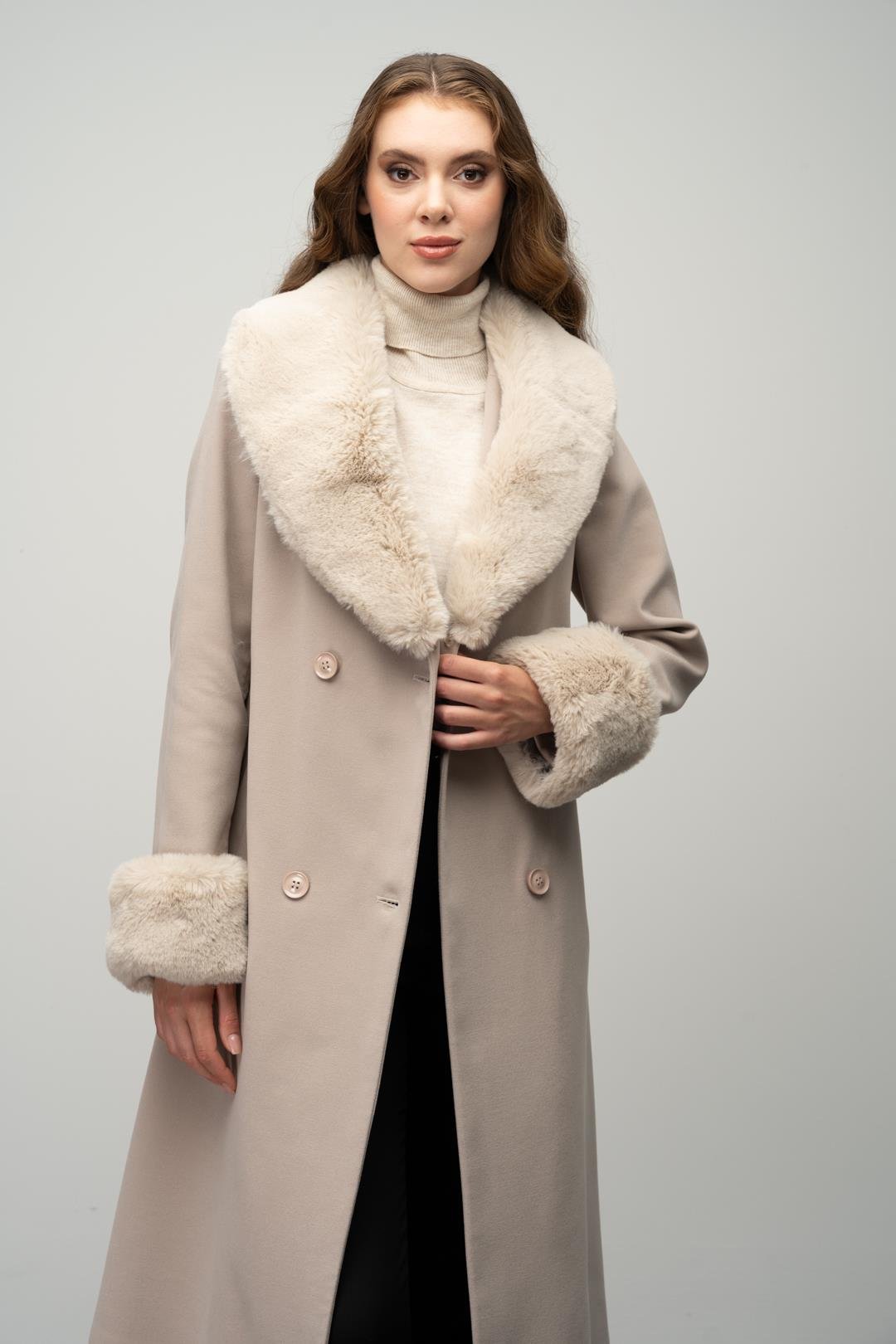 Yakası ve Kolları Çıkabilen Kürklü Kruvaze Ara Boy Kaban TAŞ 3043