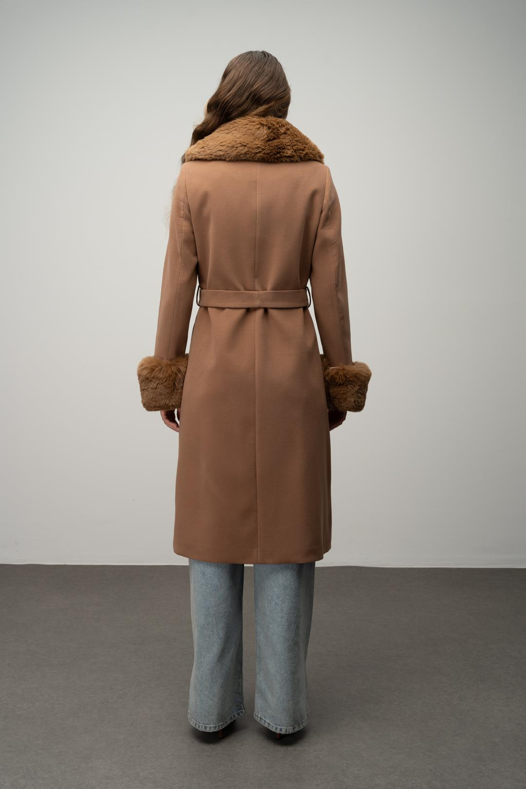 Yakası ve Kolları Çıkabilen Kürklü Kruvaze Ara Boy Kaban TABA 3043