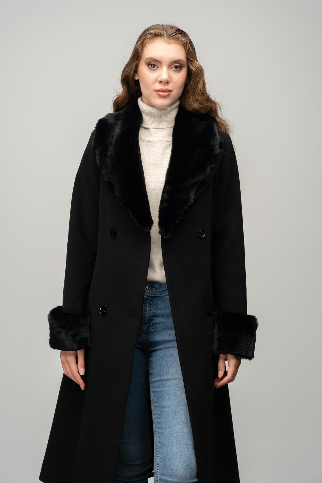 معطف متوسط الطول مبطن بالفرو، مزدوج الصدر، مع ياقة وأكمام قابلة للفصل أسود 3043
