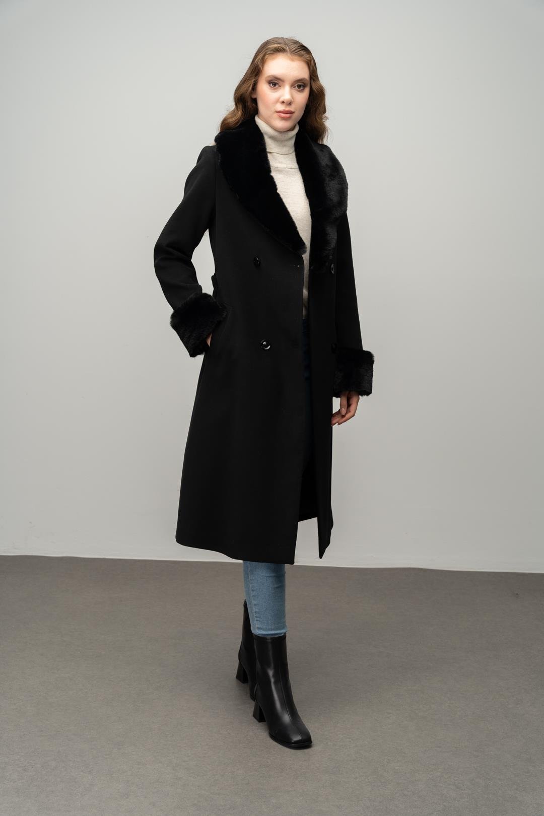 معطف متوسط الطول مبطن بالفرو، مزدوج الصدر، مع ياقة وأكمام قابلة للفصل أسود 3043