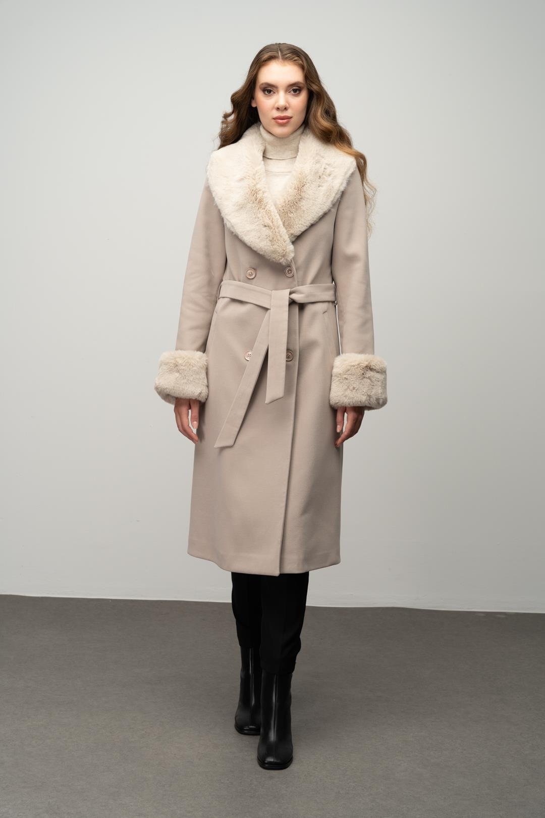 Yakası ve Kolları Çıkabilen Kürklü Kruvaze Ara Boy Kaban TAŞ 3043