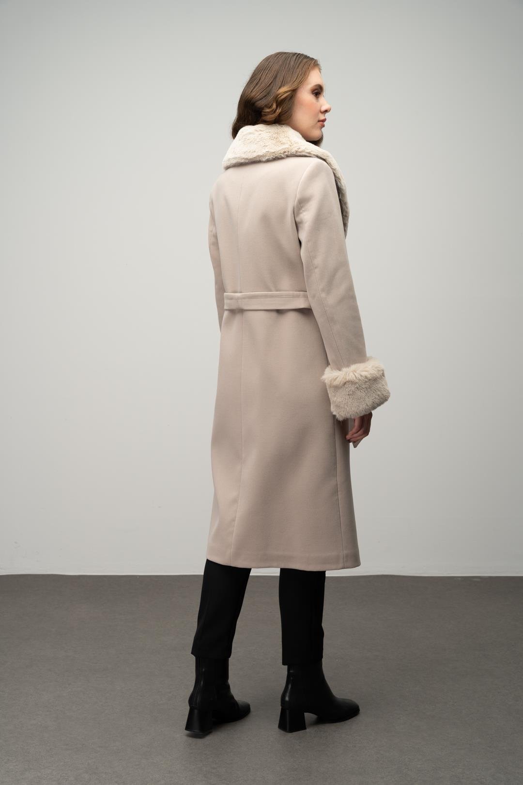 Yakası ve Kolları Çıkabilen Kürklü Kruvaze Ara Boy Kaban TAŞ 3043