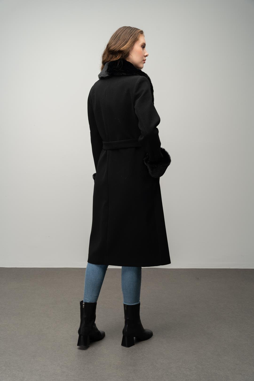 معطف متوسط الطول مبطن بالفرو، مزدوج الصدر، مع ياقة وأكمام قابلة للفصل أسود 3043