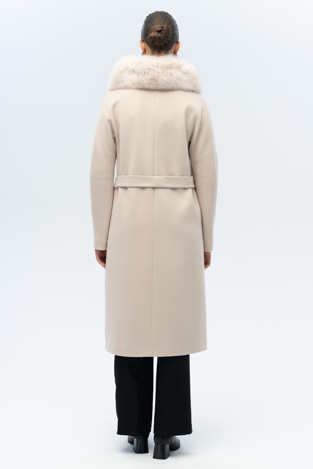 Yarasa Kol Yakası Çıkabilir Kürklü Punto Dikiş Detaylı Kaşmir Kaban AÇIK BEJ 3120-TK