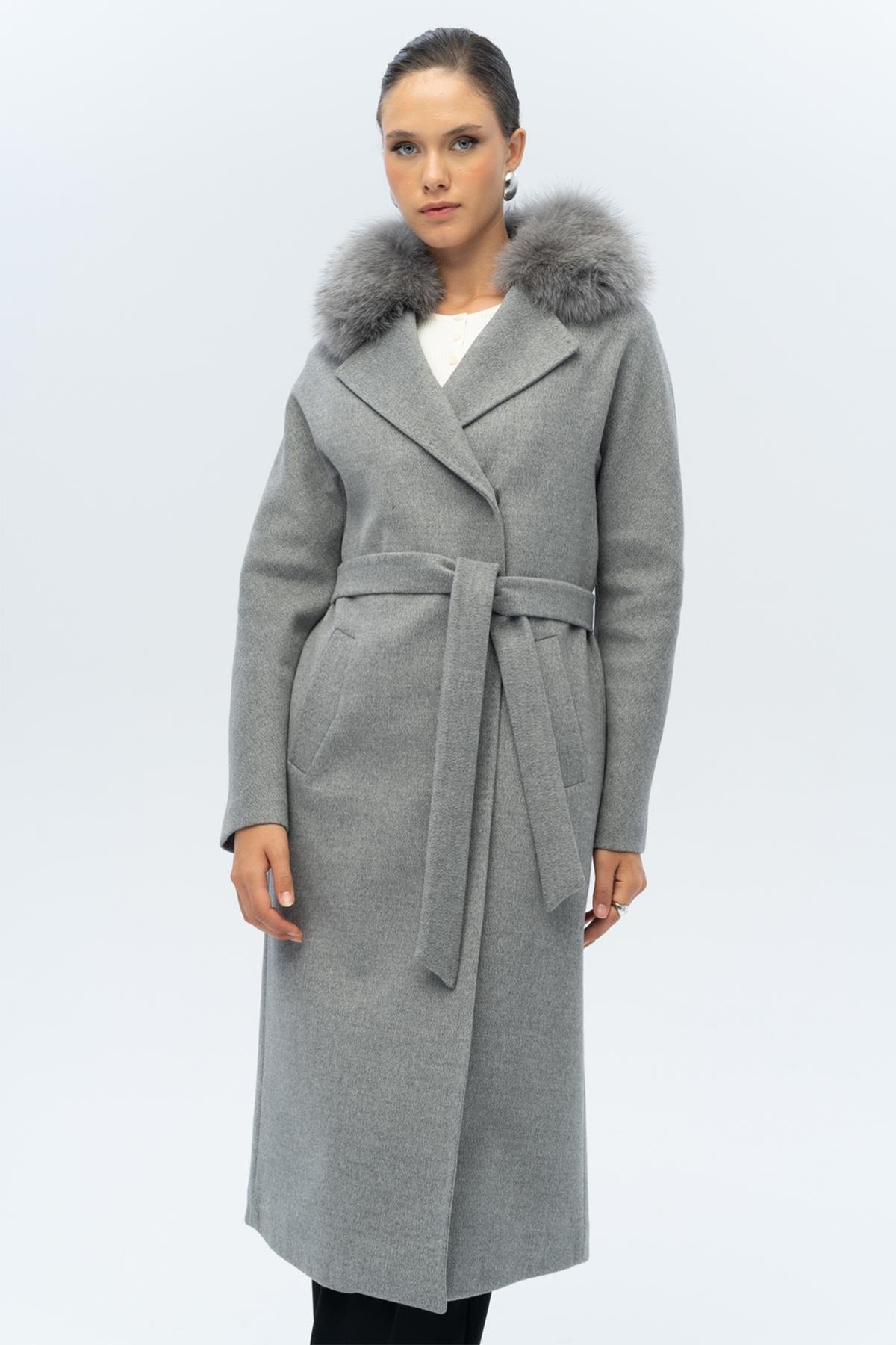 Yarasa Kol Yakası Çıkabilir Kürklü Punto Dikiş Detaylı Kaşmir Kaban GRİ 3120-TK