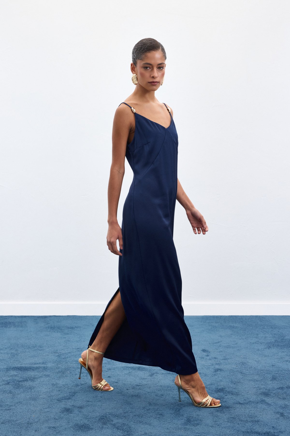 Aksesuar Detaylı Askılı Saten Elbise - Lacivert