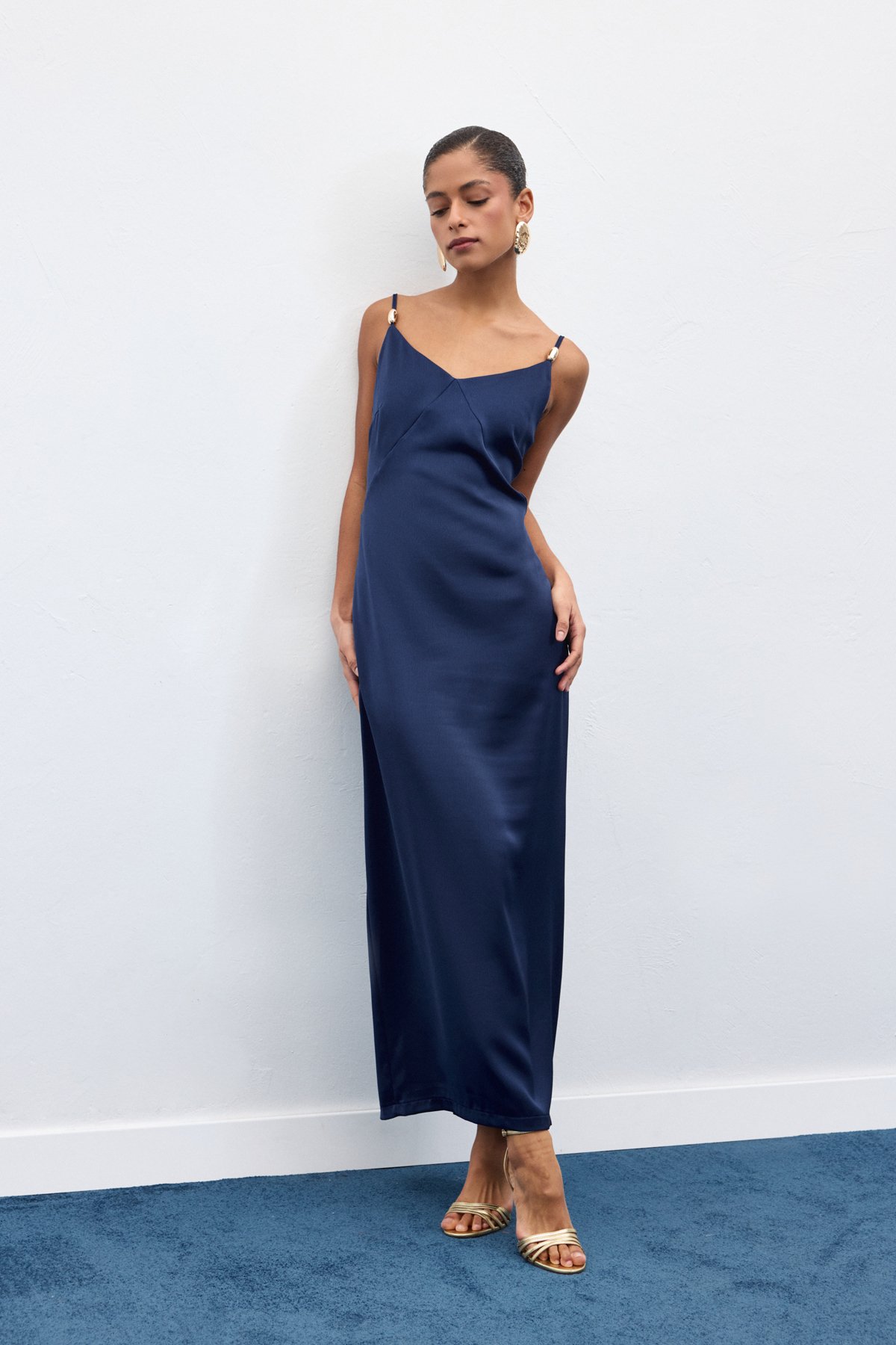 Aksesuar Detaylı Askılı Saten Elbise - Lacivert