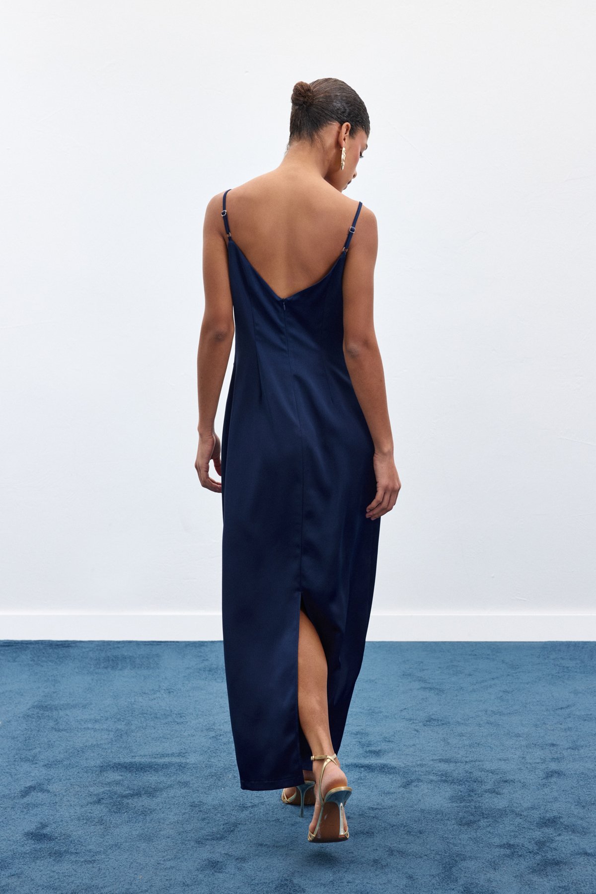 Aksesuar Detaylı Askılı Saten Elbise - Lacivert