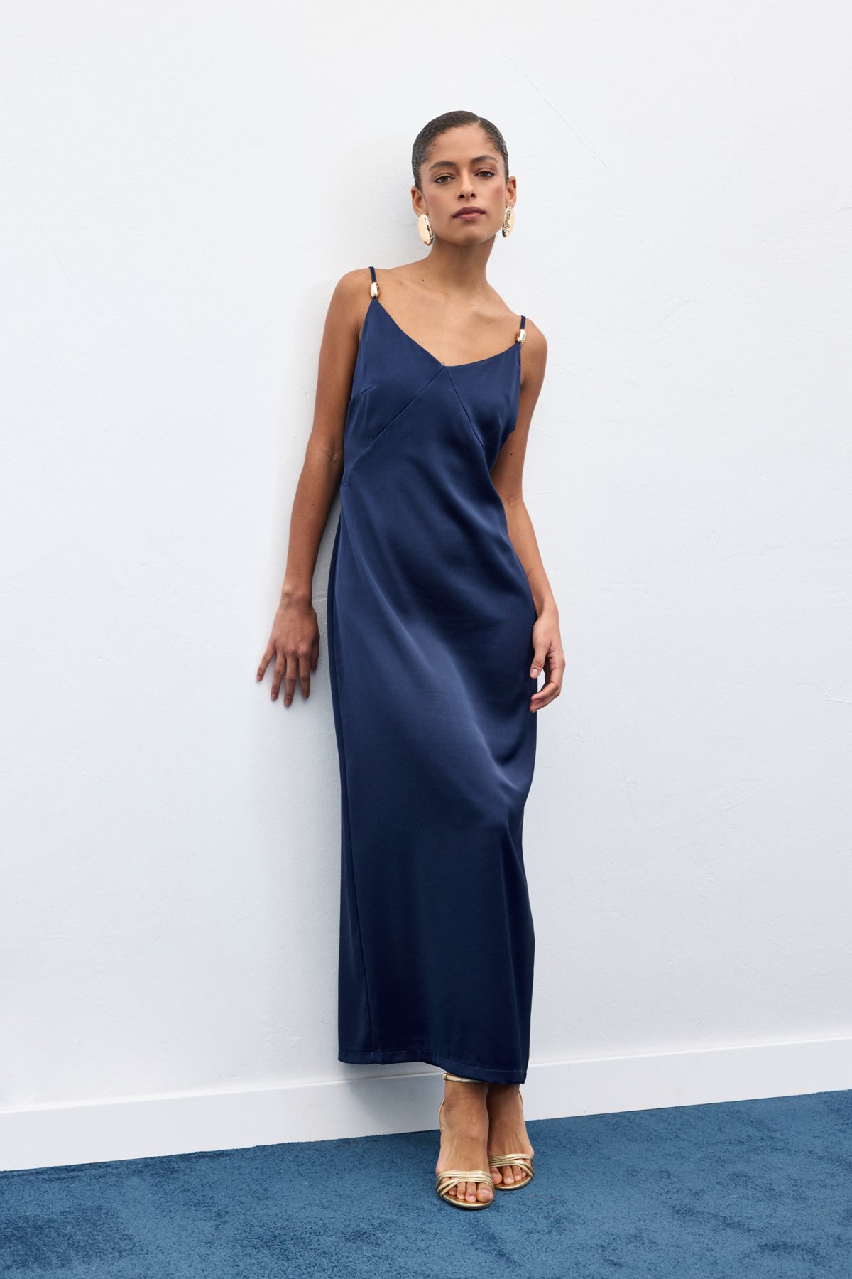 Aksesuar Detaylı Askılı Saten Elbise - Lacivert