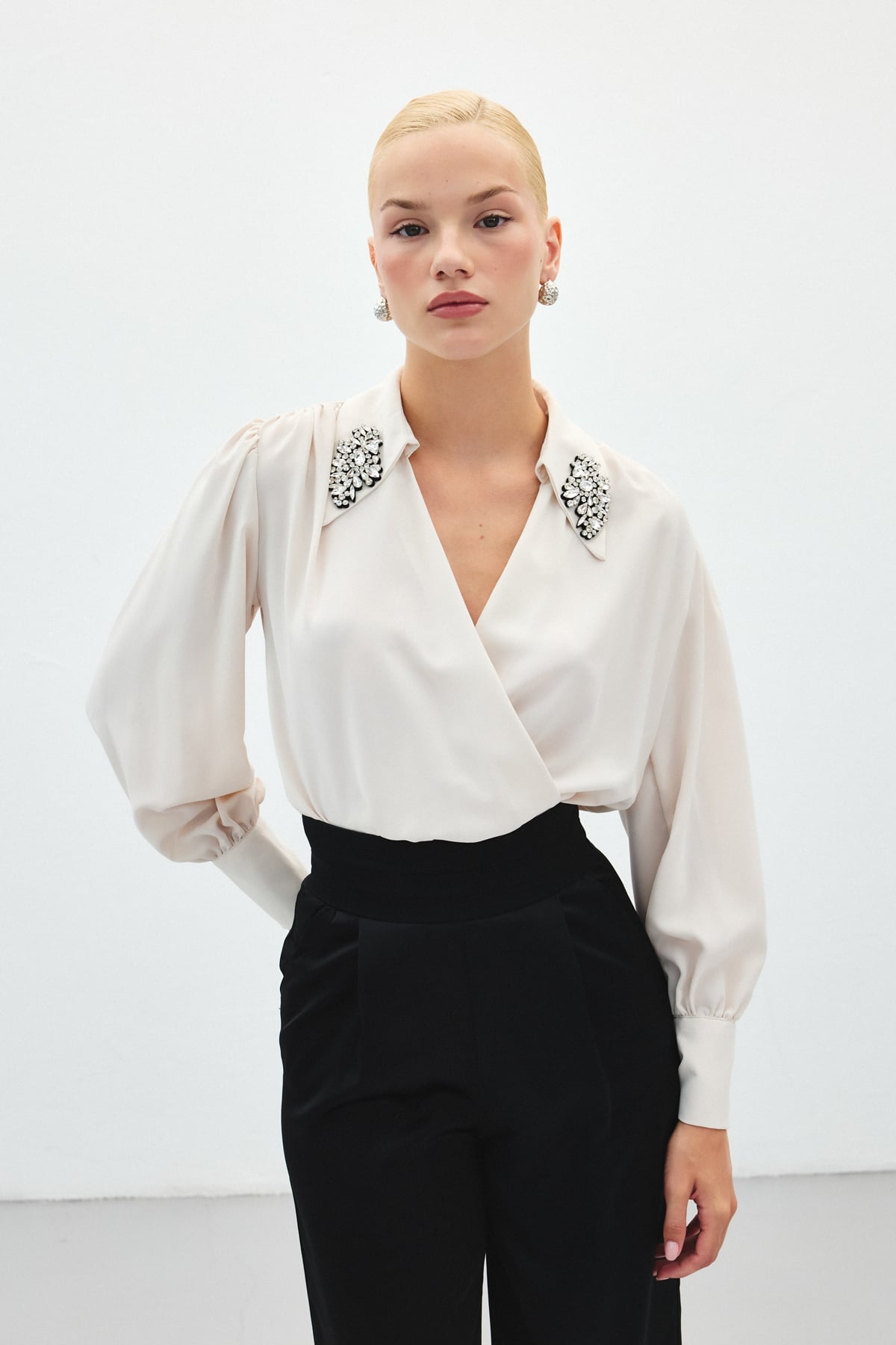 Aksesuar Detaylı Bodysuit Bluz - Bej