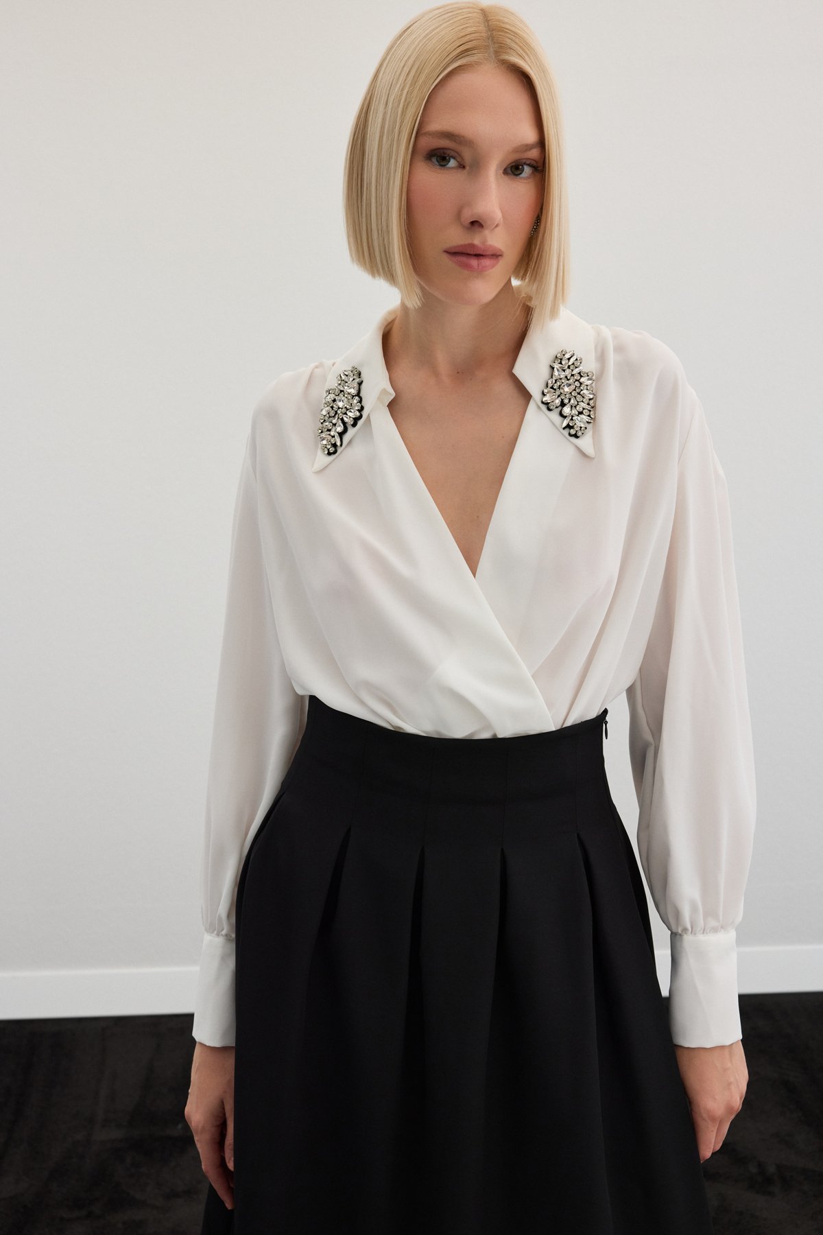 Aksesuar Detaylı Bodysuit Bluz - EKRU