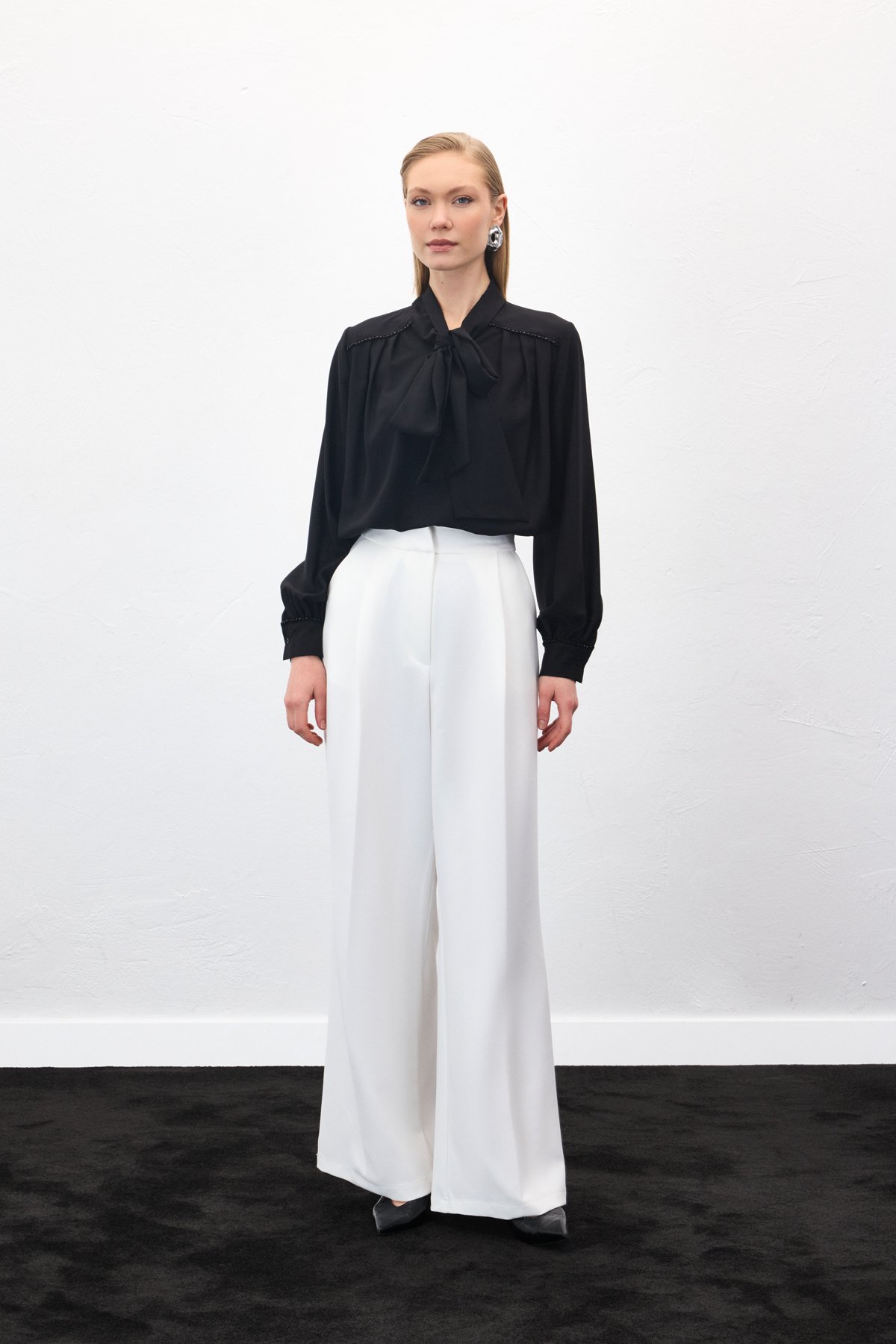 Aksesuar Detaylı Fularlı Bluz - Siyah