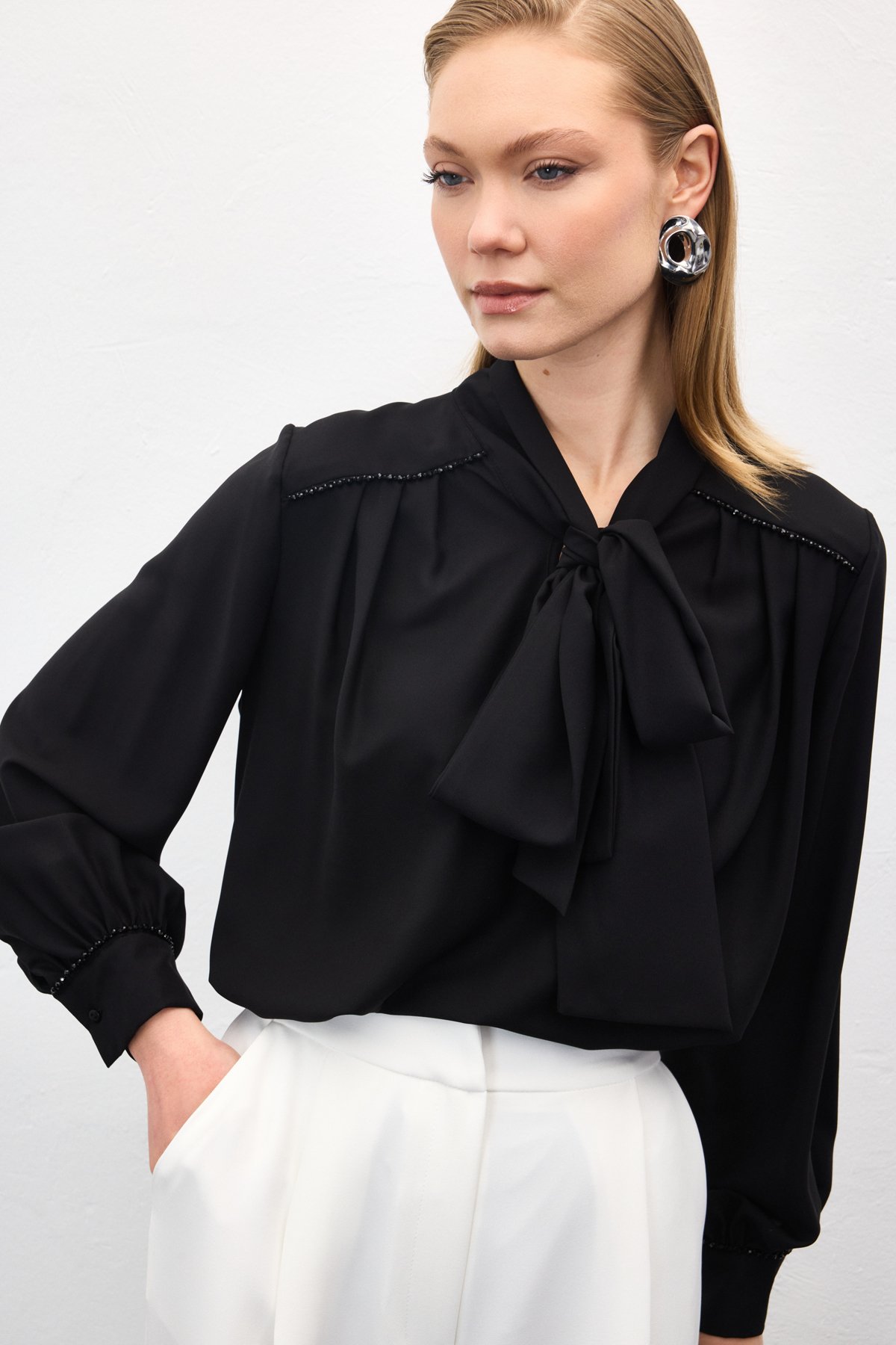 Aksesuar Detaylı Fularlı Bluz - Siyah