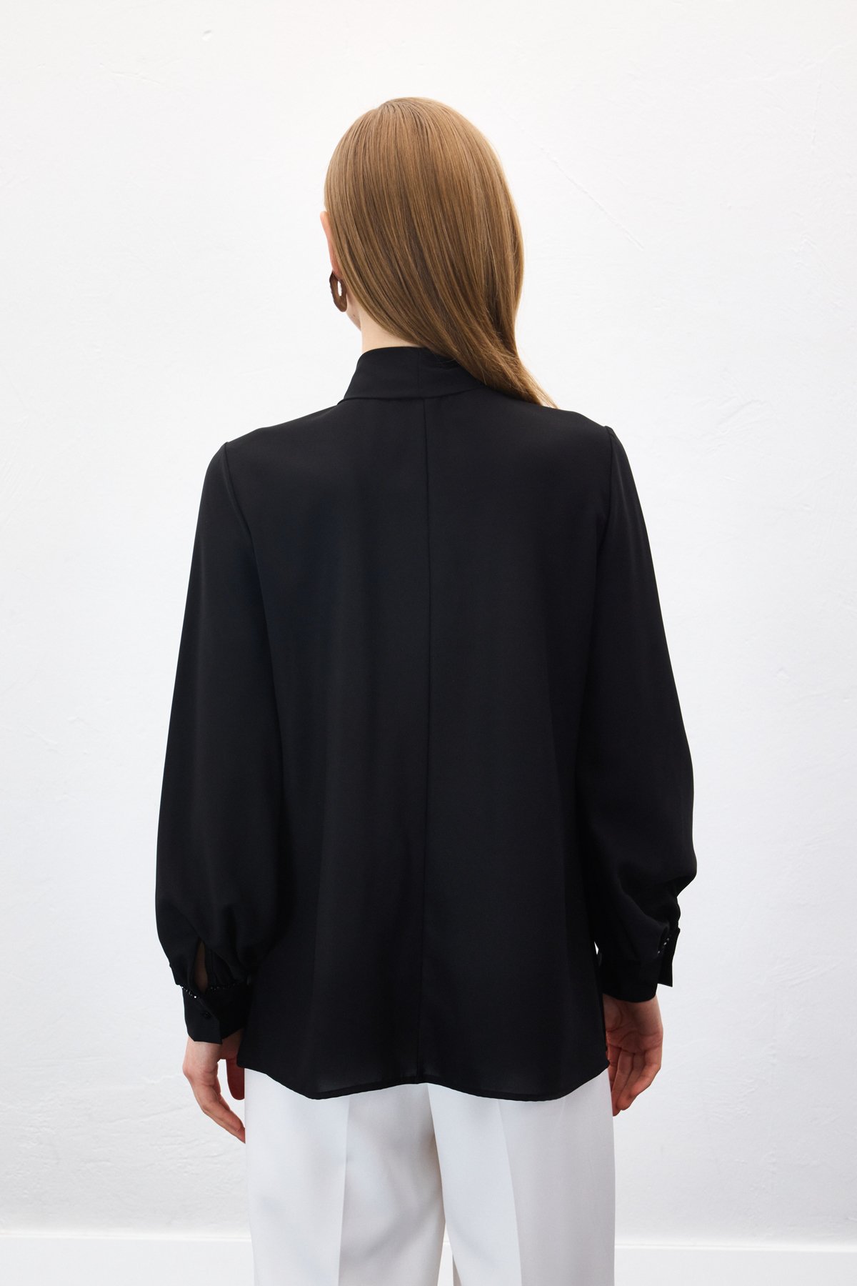 Aksesuar Detaylı Fularlı Bluz - Siyah