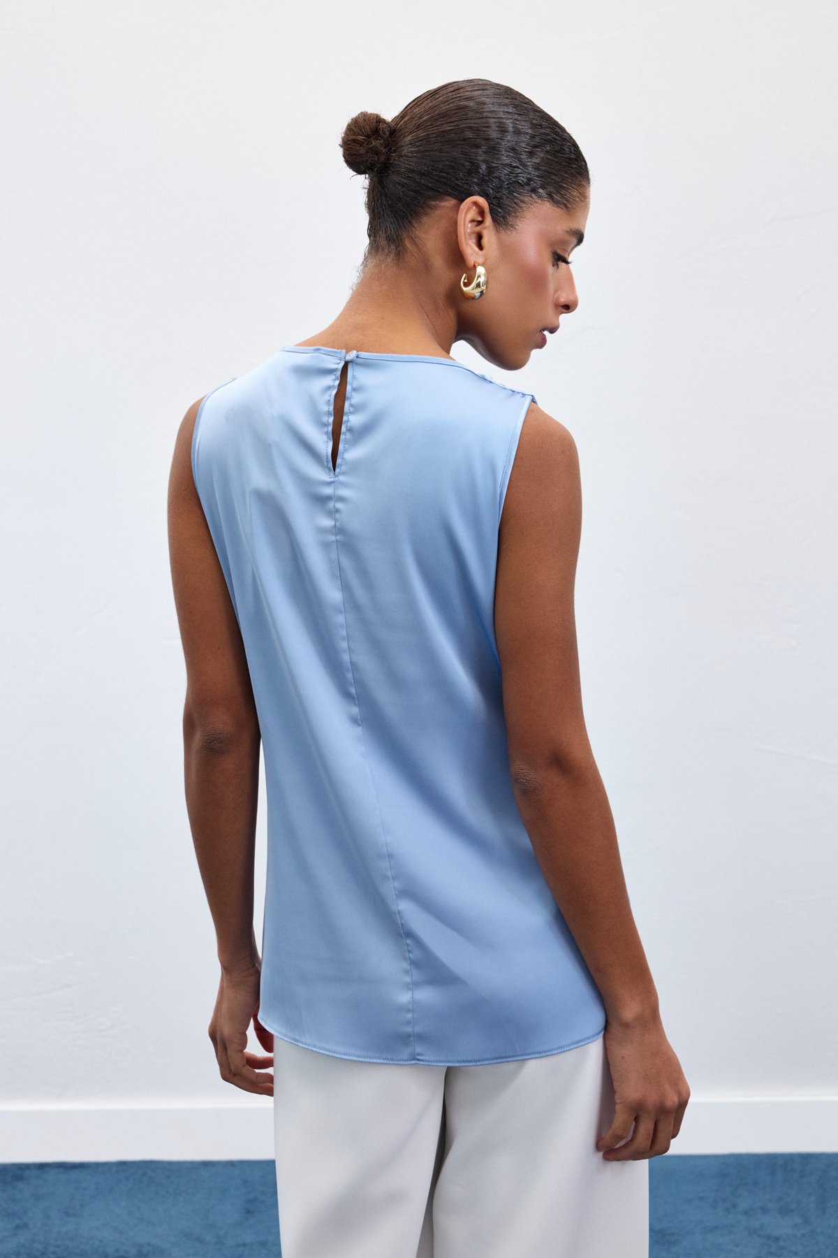 Aksesuar Detaylı Kolsuz Bluz - Bebe Mavi