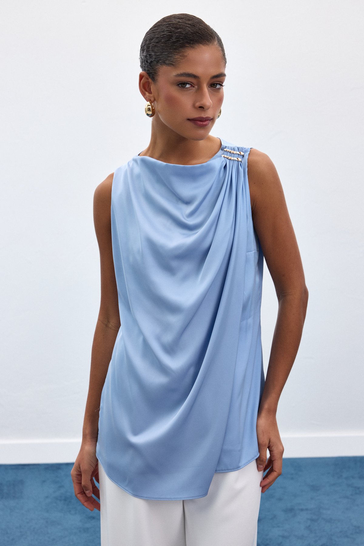 Aksesuar Detaylı Kolsuz Bluz - Bebe Mavi