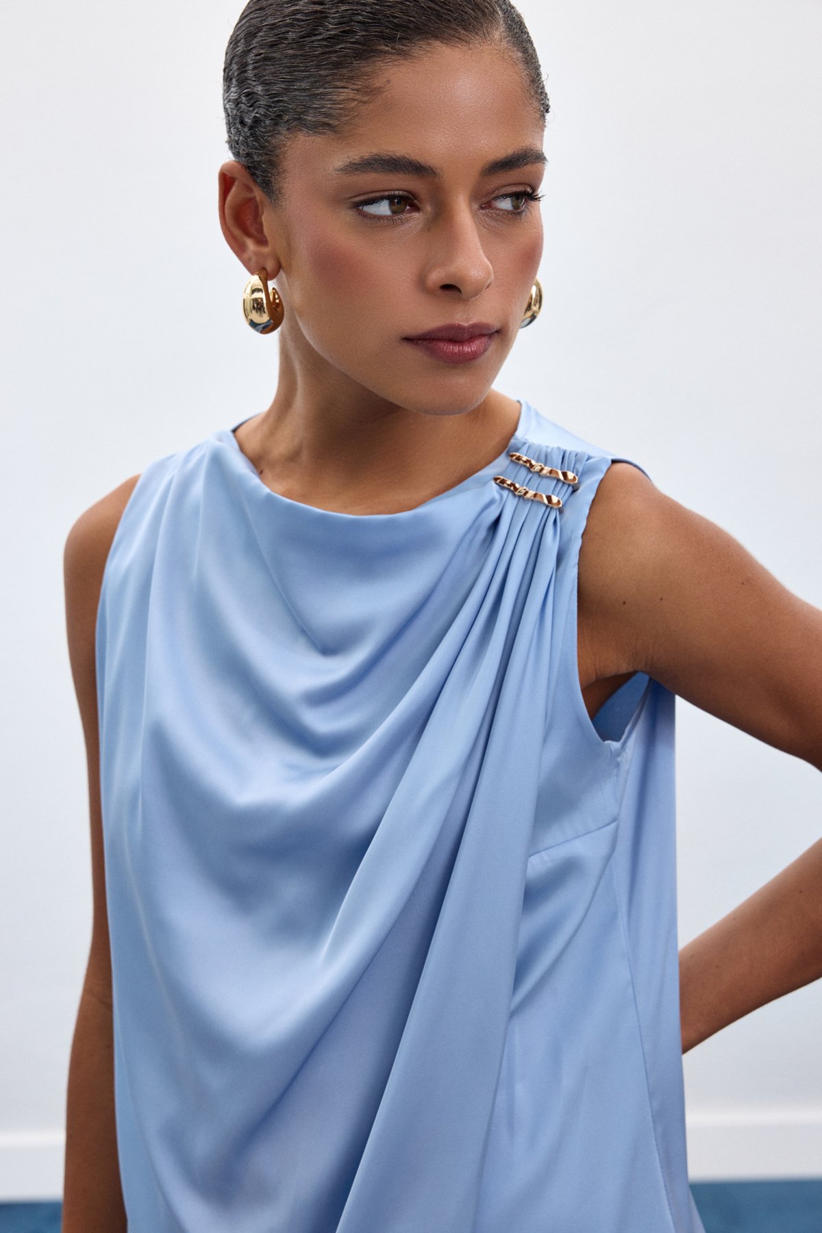 Aksesuar Detaylı Kolsuz Bluz - Bebe Mavi