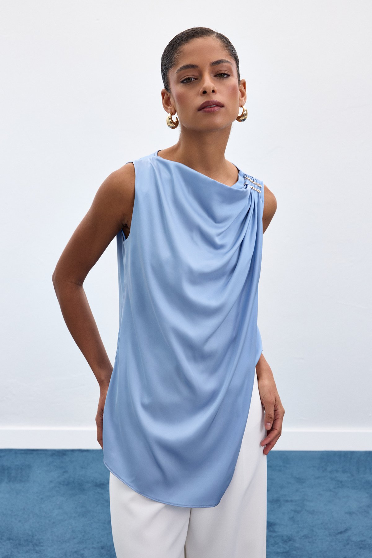 Aksesuar Detaylı Kolsuz Bluz - Bebe Mavi