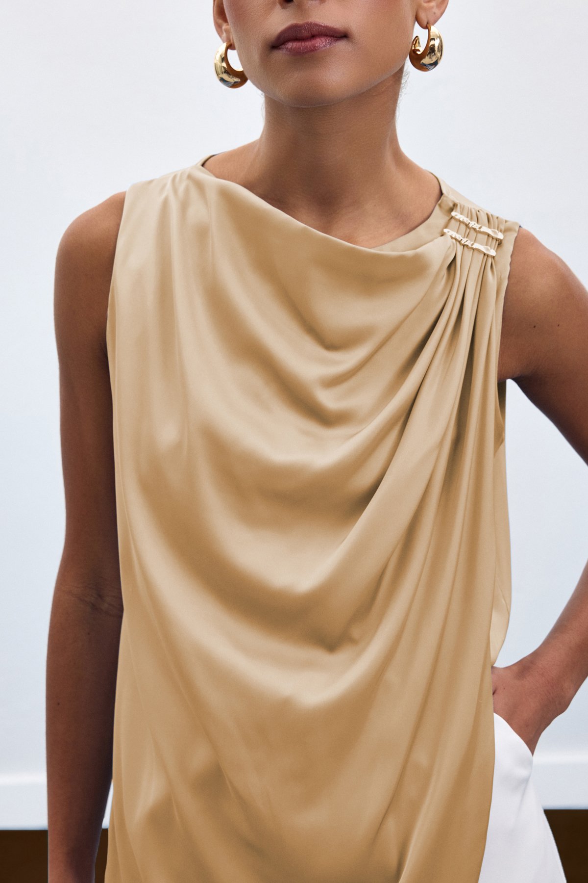 Aksesuar Detaylı Kolsuz Bluz - Camel