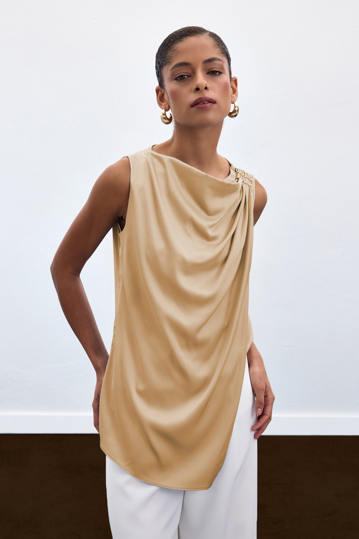 Aksesuar Detaylı Kolsuz Bluz - Camel