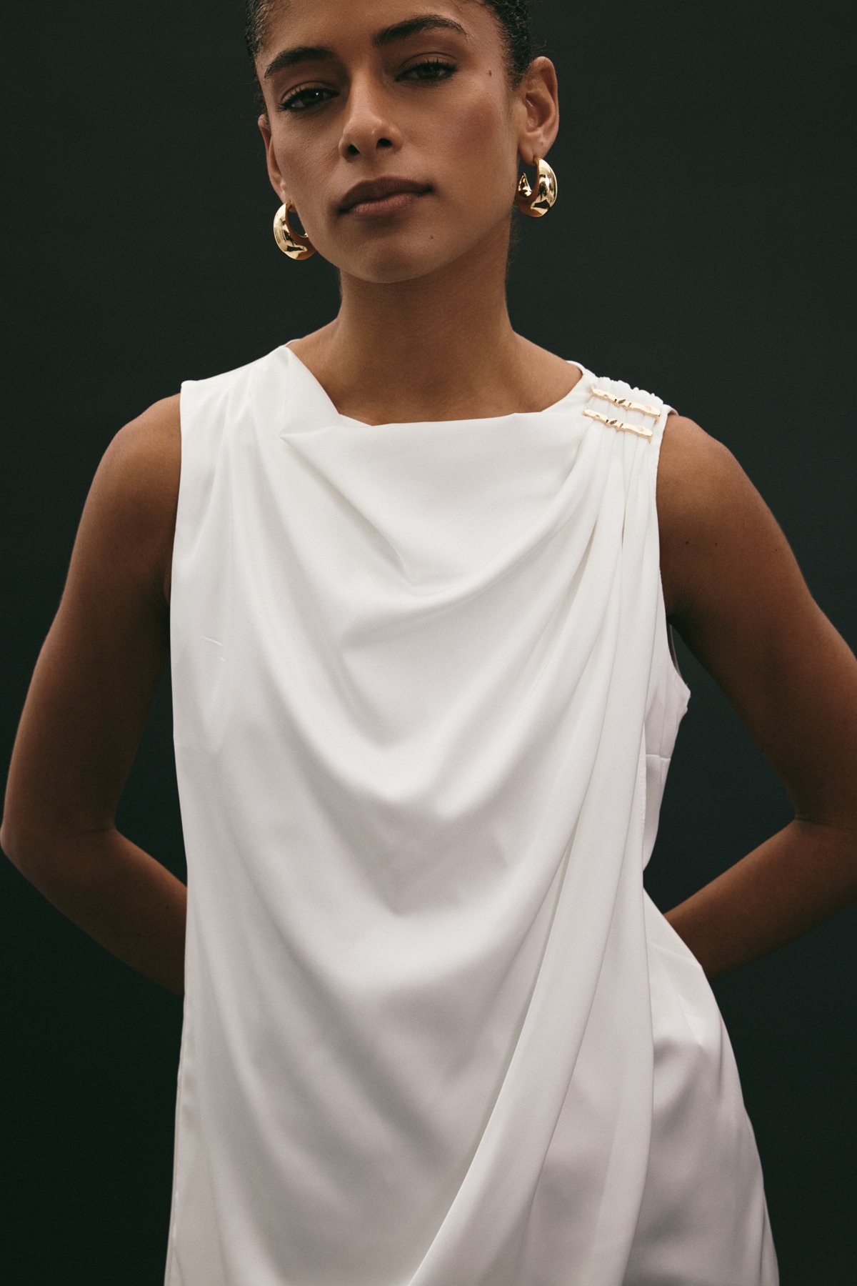 Aksesuar Detaylı Kolsuz Bluz - Ekru